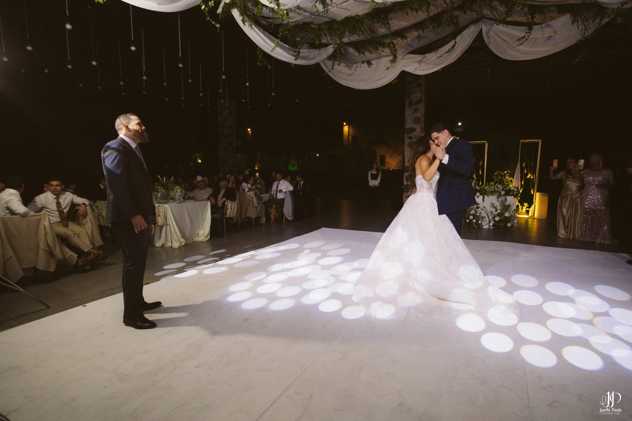 Un Amor Eterno entre la Grandeza del Templo Expiatorio y la Elegancia de Hacienda Concepción Eventos