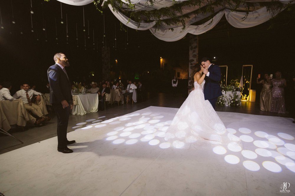 Un Amor Eterno entre la Grandeza del Templo Expiatorio y la Elegancia de Hacienda Concepción Eventos