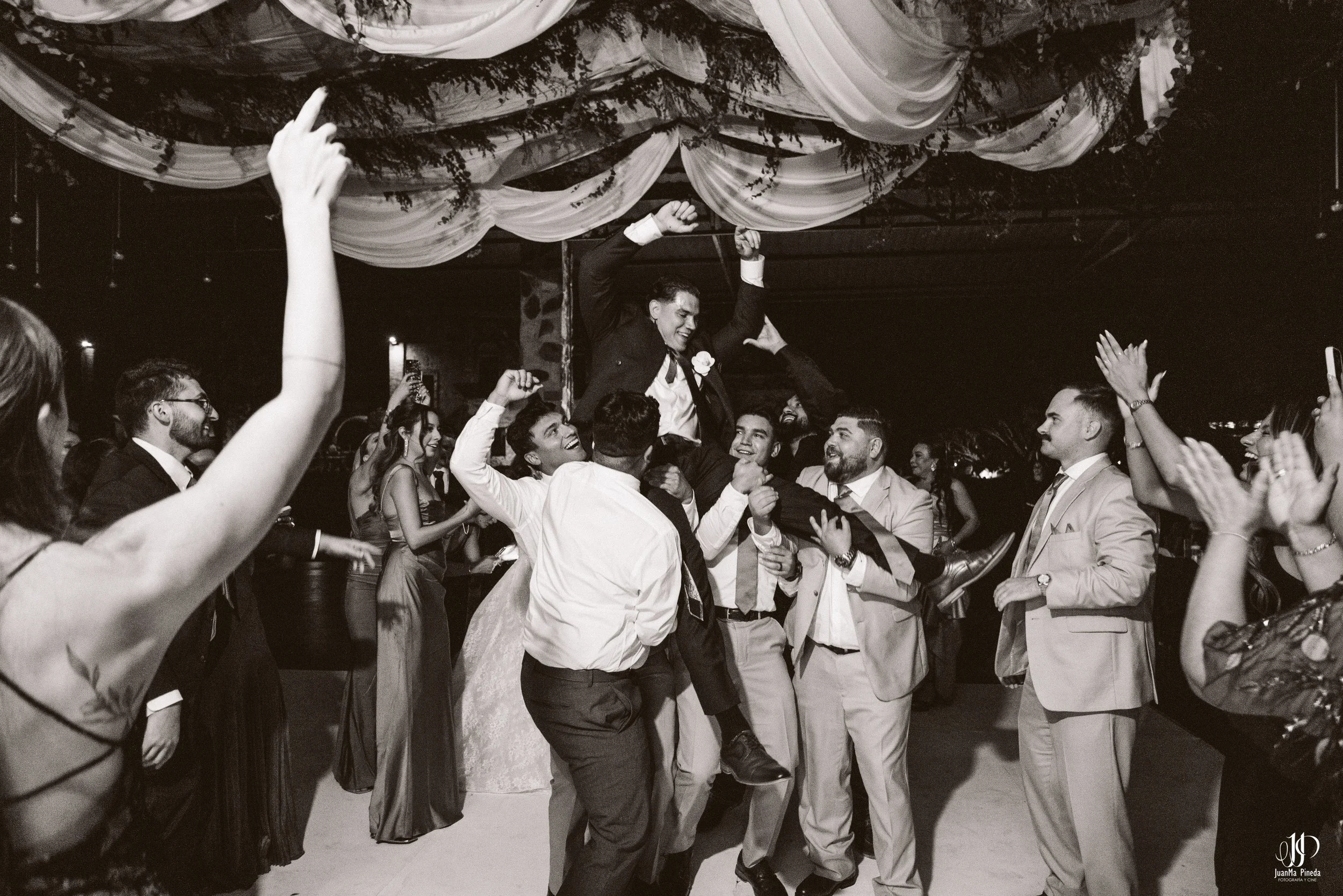 Un Amor Eterno entre la Grandeza del Templo Expiatorio y la Elegancia de Hacienda Concepción Eventos