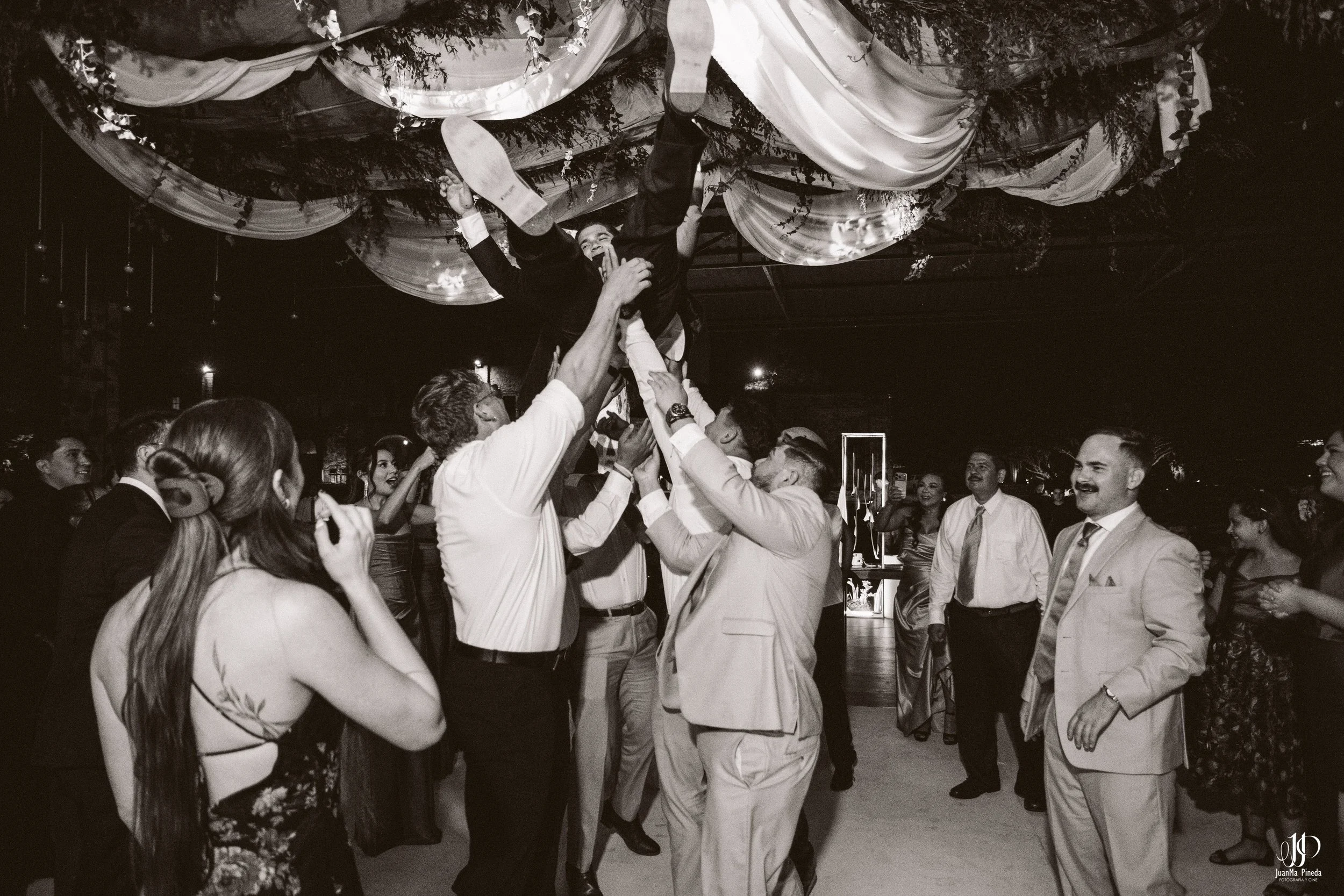 Un Amor Eterno entre la Grandeza del Templo Expiatorio y la Elegancia de Hacienda Concepción Eventos