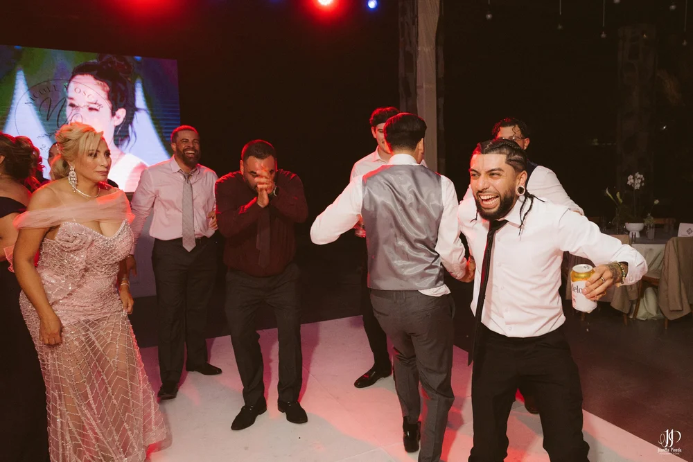 Un Amor Eterno entre la Grandeza del Templo Expiatorio y la Elegancia de Hacienda Concepción Eventos