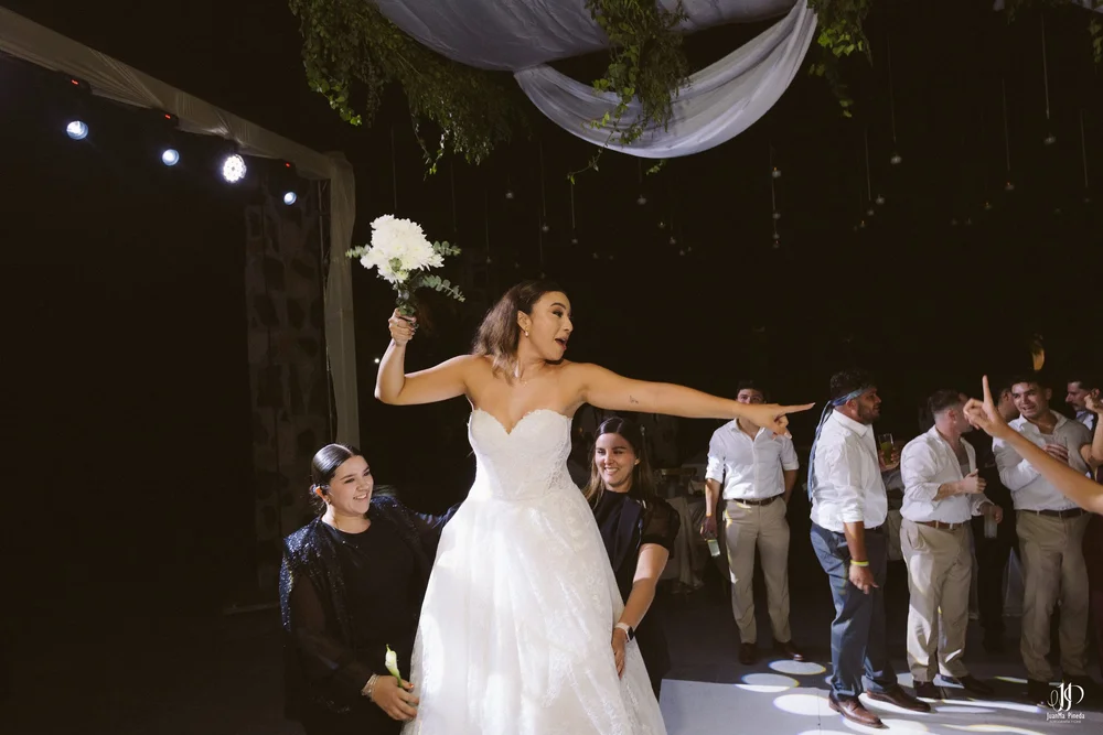 Un Amor Eterno entre la Grandeza del Templo Expiatorio y la Elegancia de Hacienda Concepción Eventos