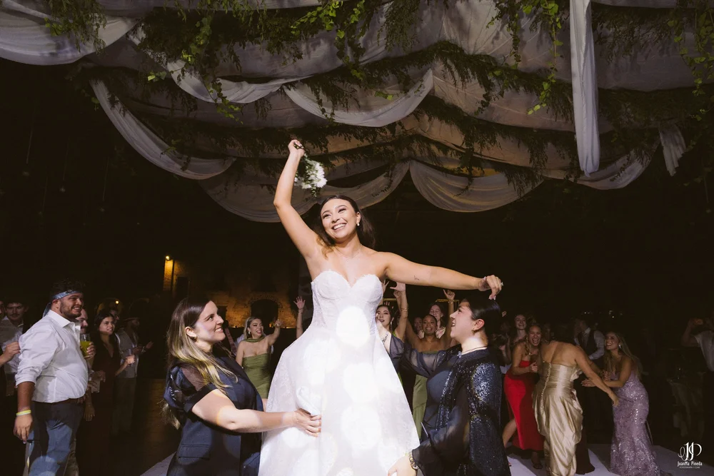 Un Amor Eterno entre la Grandeza del Templo Expiatorio y la Elegancia de Hacienda Concepción Eventos