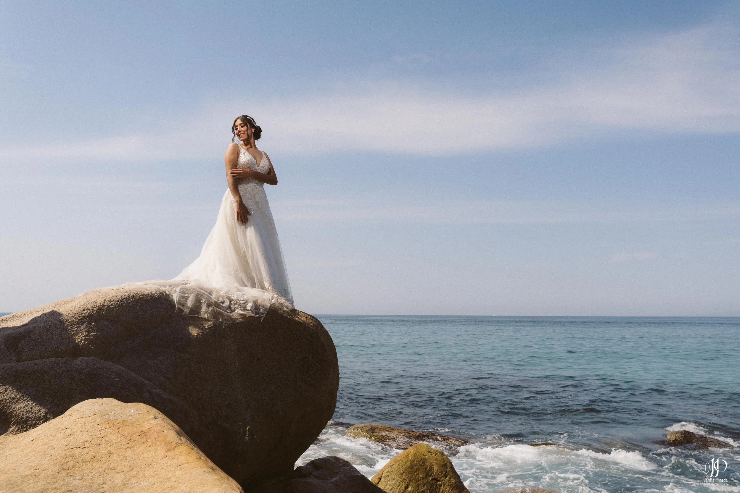 Sesión Fotográfica Trash The Dress en Puerto Vallarta: Pareja de Recién Casados en la Playa