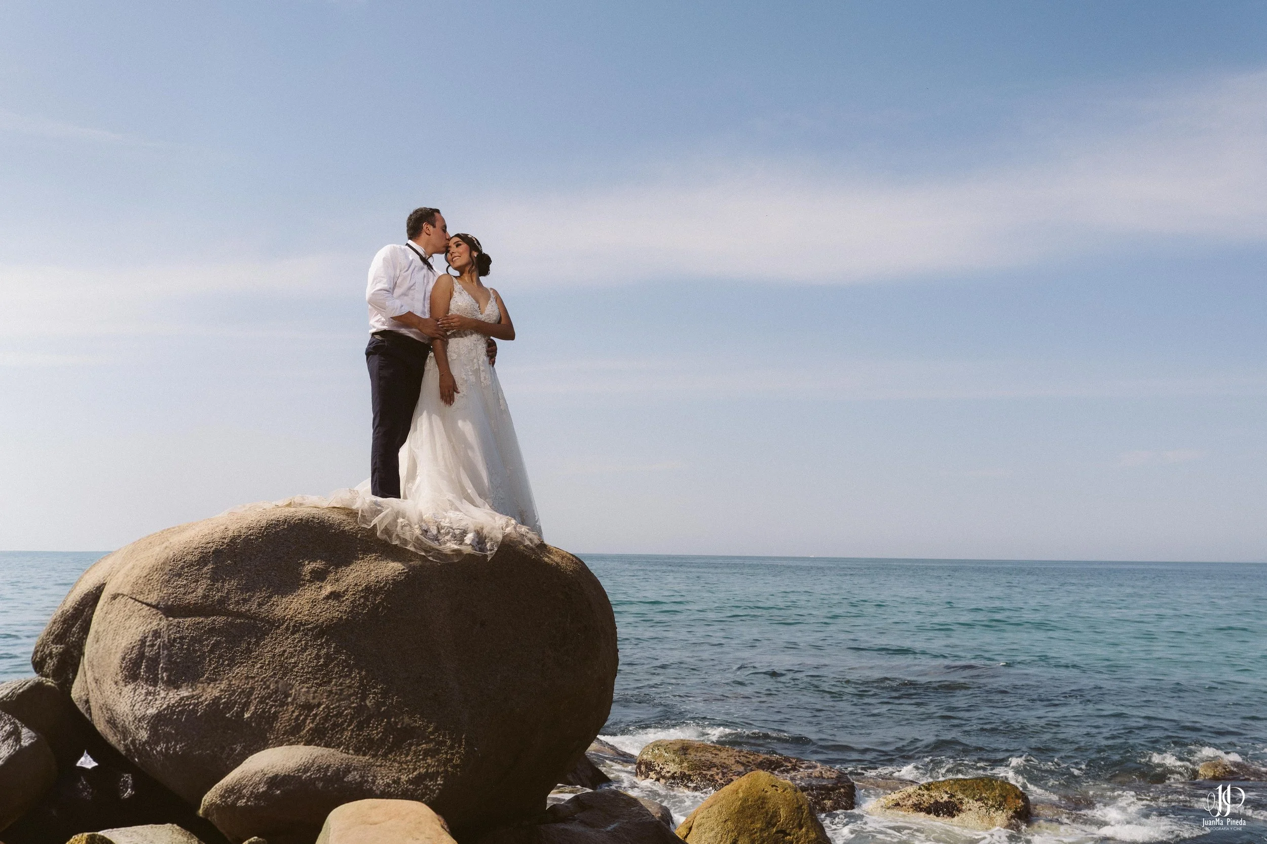 Sesión Fotográfica Trash The Dress en Puerto Vallarta: Pareja de Recién Casados en la Playa