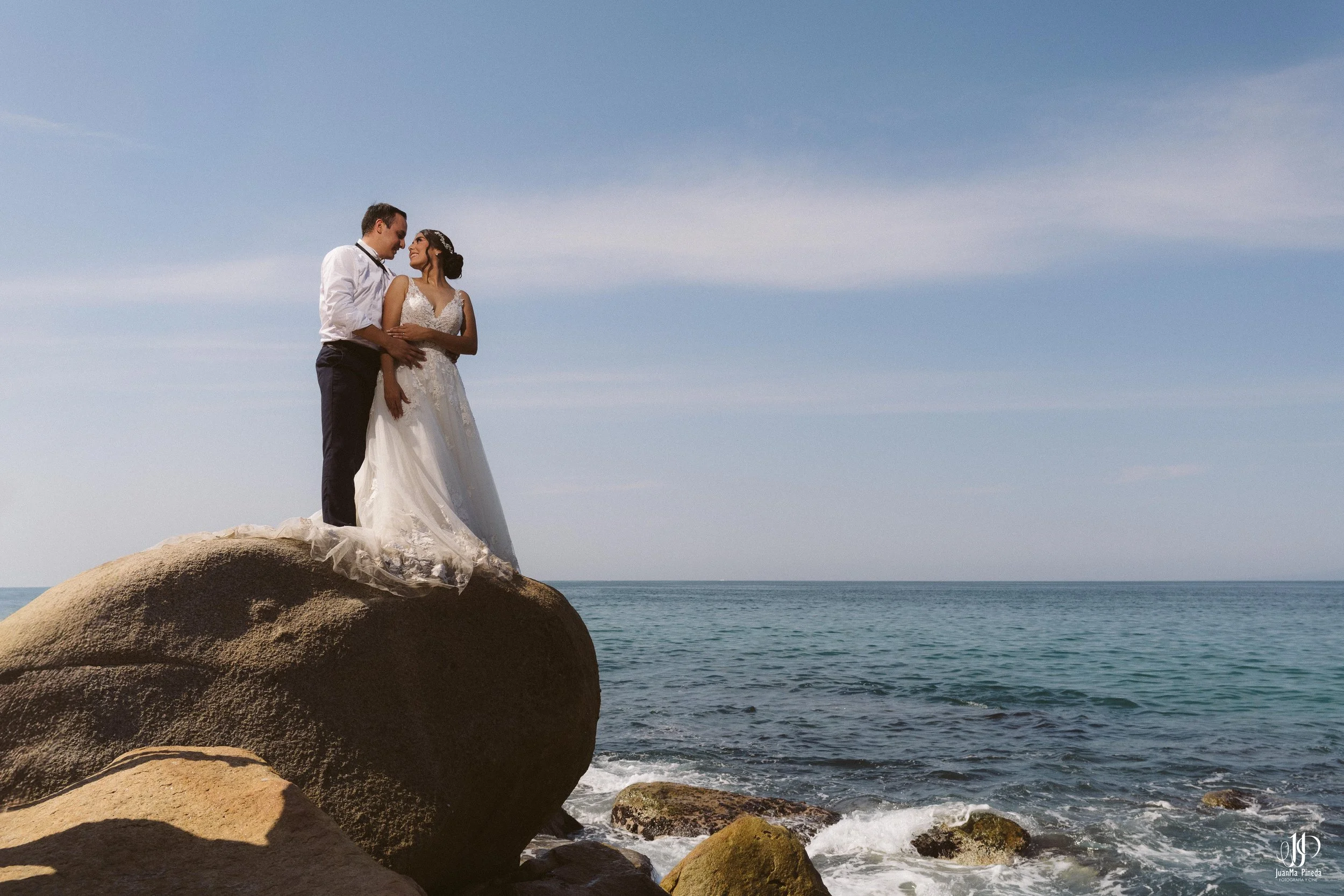 Sesión Fotográfica Trash The Dress en Puerto Vallarta: Pareja de Recién Casados en la Playa
