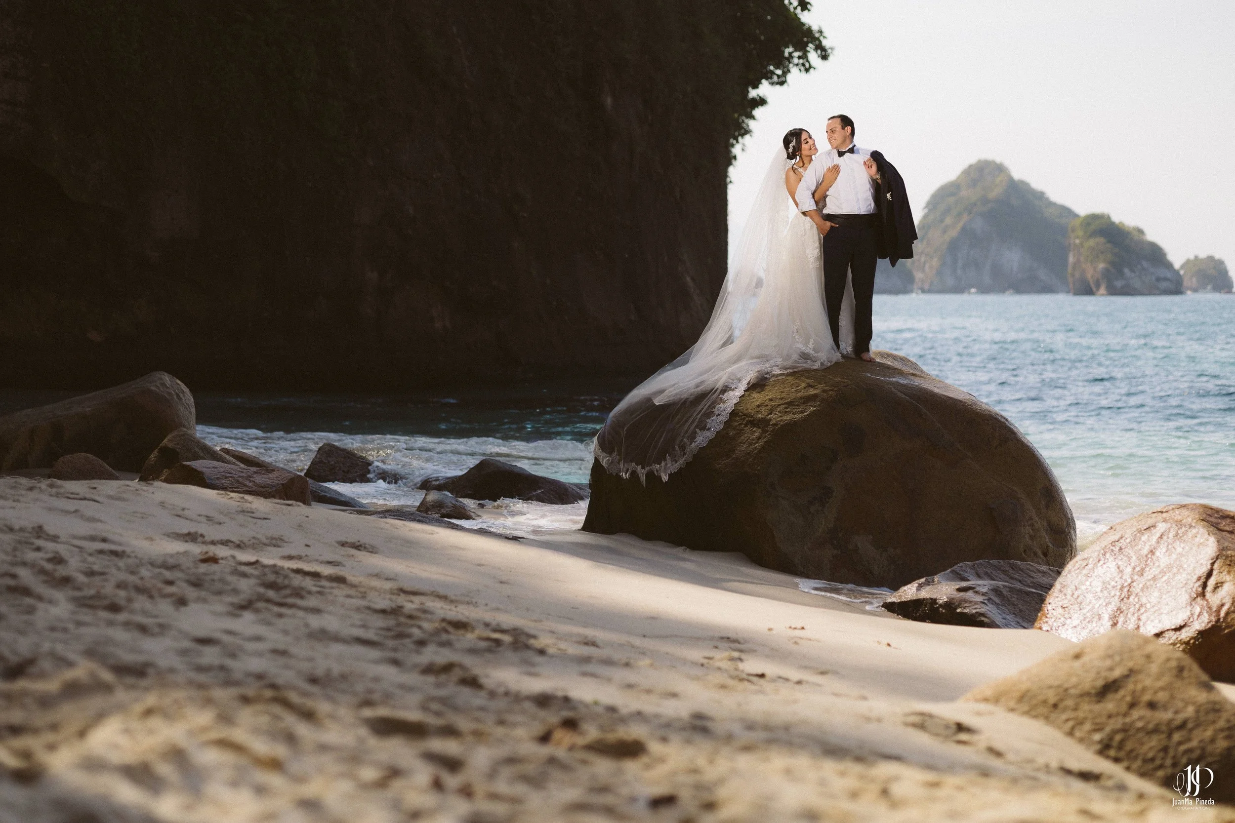 Sesión Fotográfica Trash The Dress en Puerto Vallarta: Pareja de Recién Casados en la Playa
