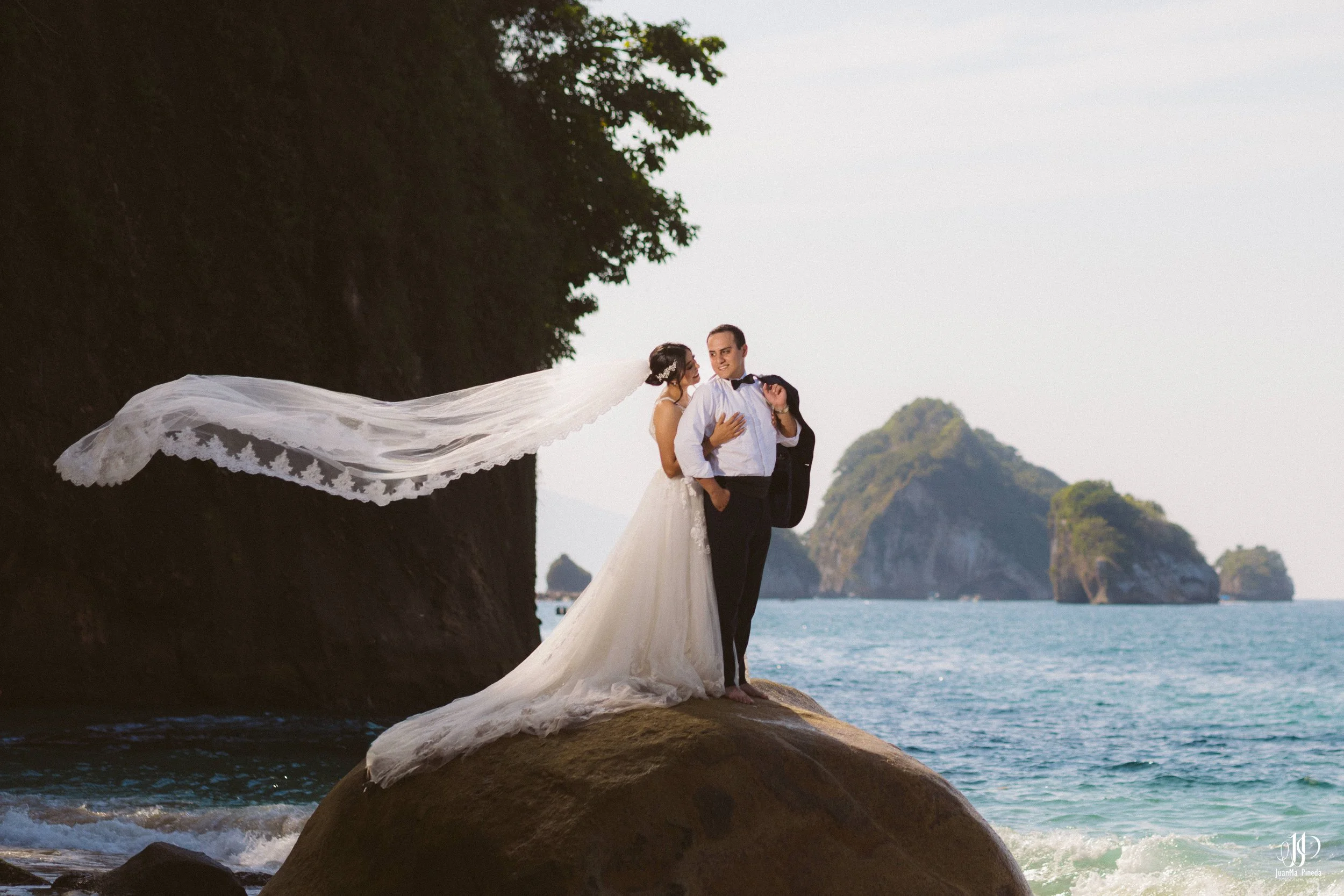 Sesión Fotográfica Trash The Dress en Puerto Vallarta: Pareja de Recién Casados en la Playa