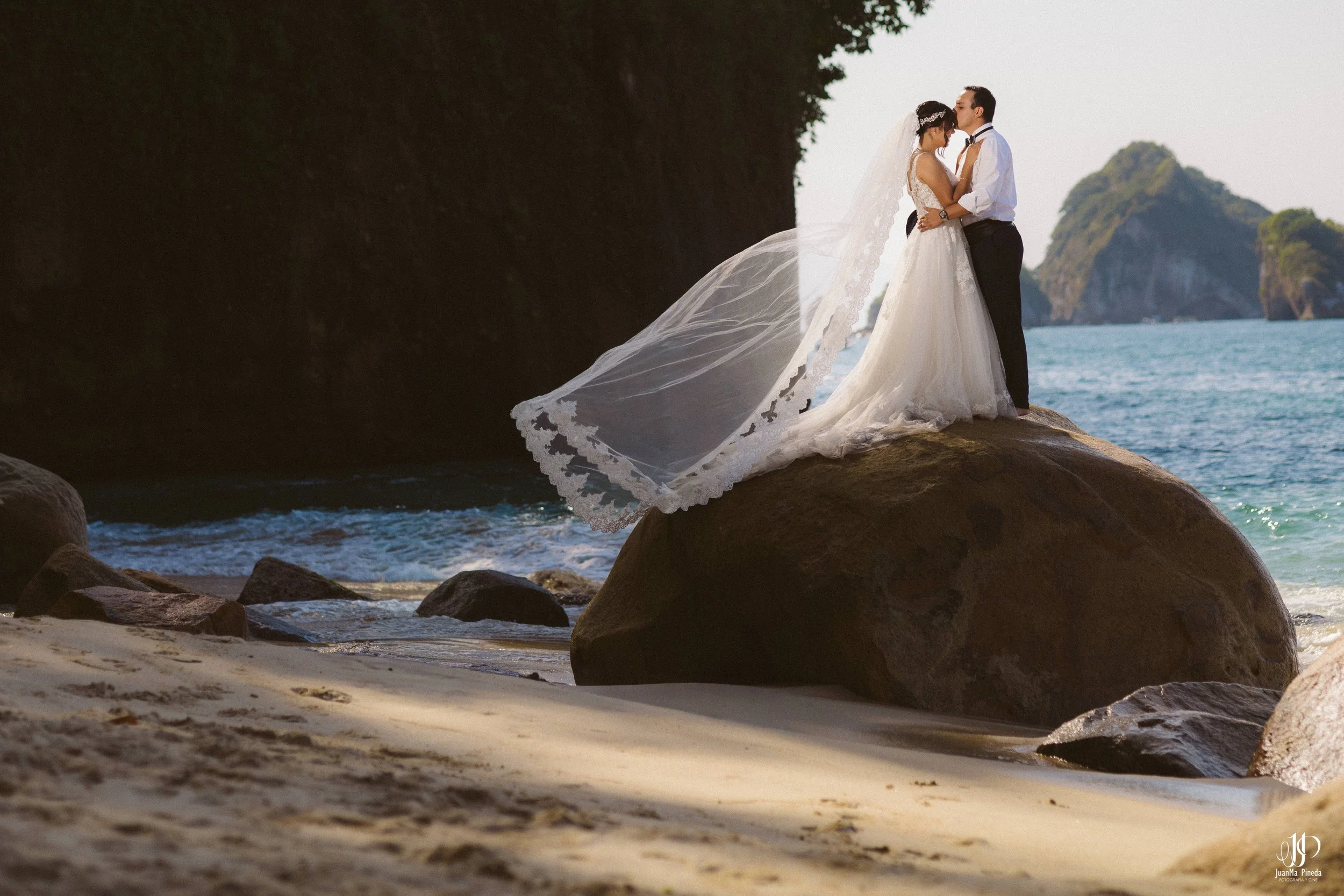 Sesión Fotográfica Trash The Dress en Puerto Vallarta: Pareja de Recién Casados en la Playa