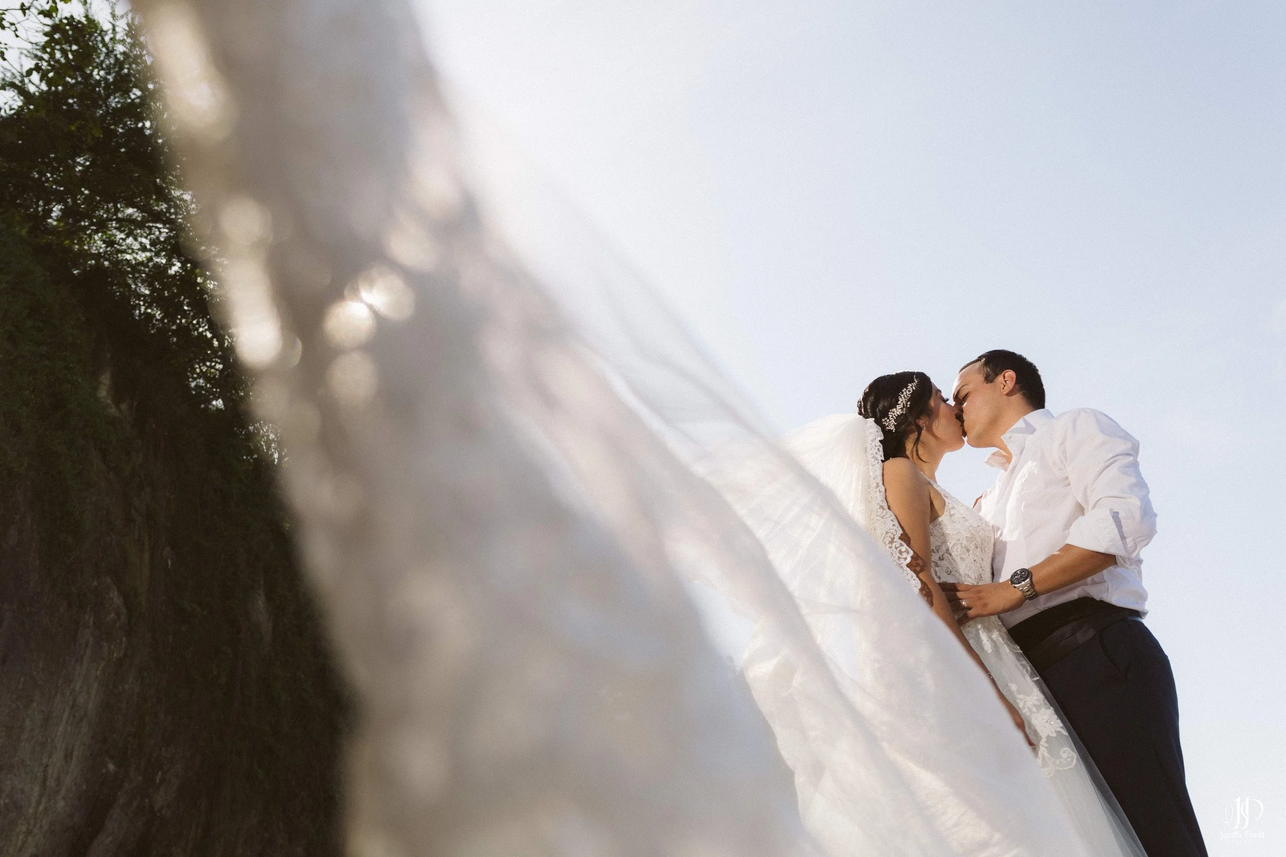 Sesión Fotográfica Trash The Dress en Puerto Vallarta: Pareja de Recién Casados en la Playa