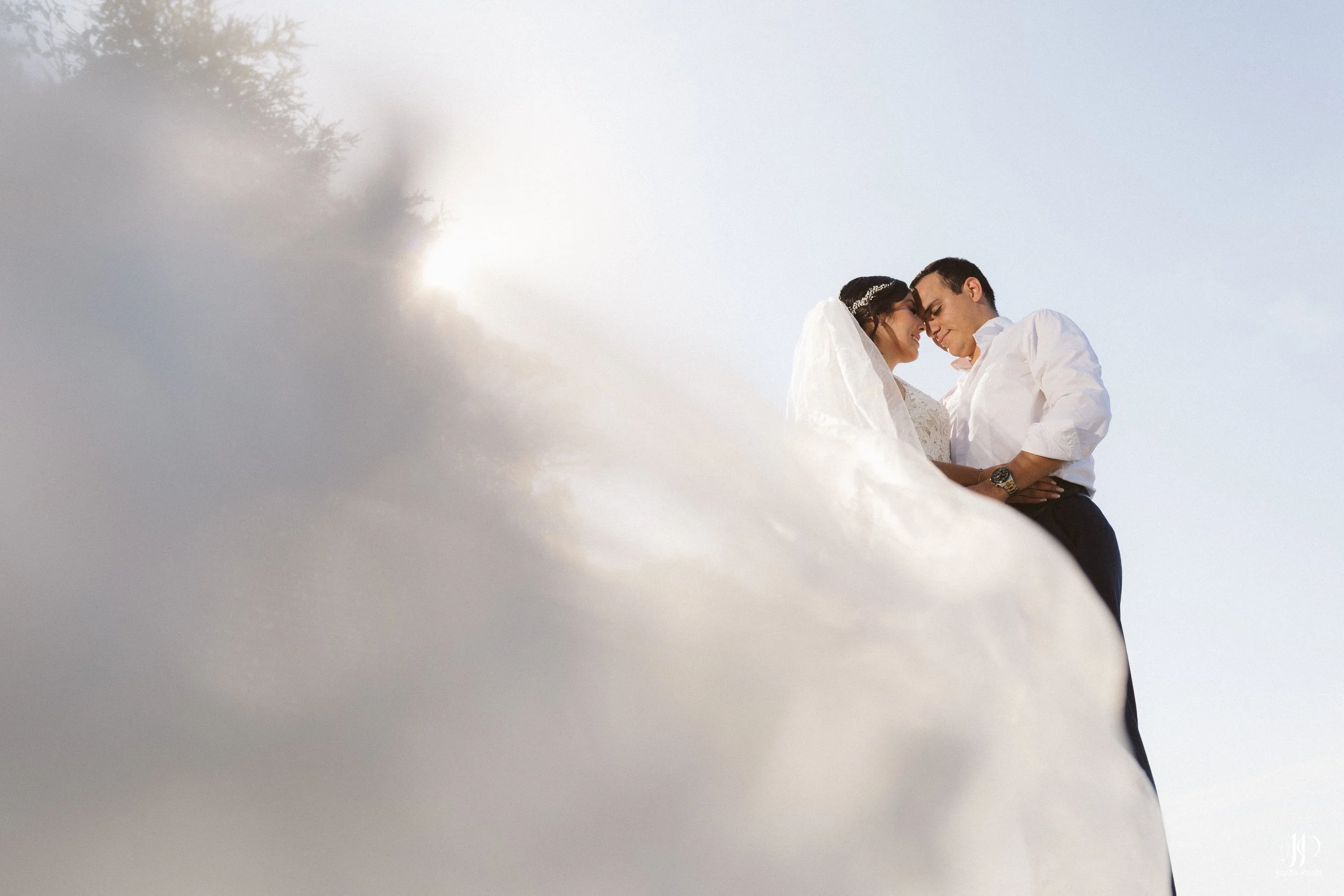 Sesión Fotográfica Trash The Dress en Puerto Vallarta: Pareja de Recién Casados en la Playa