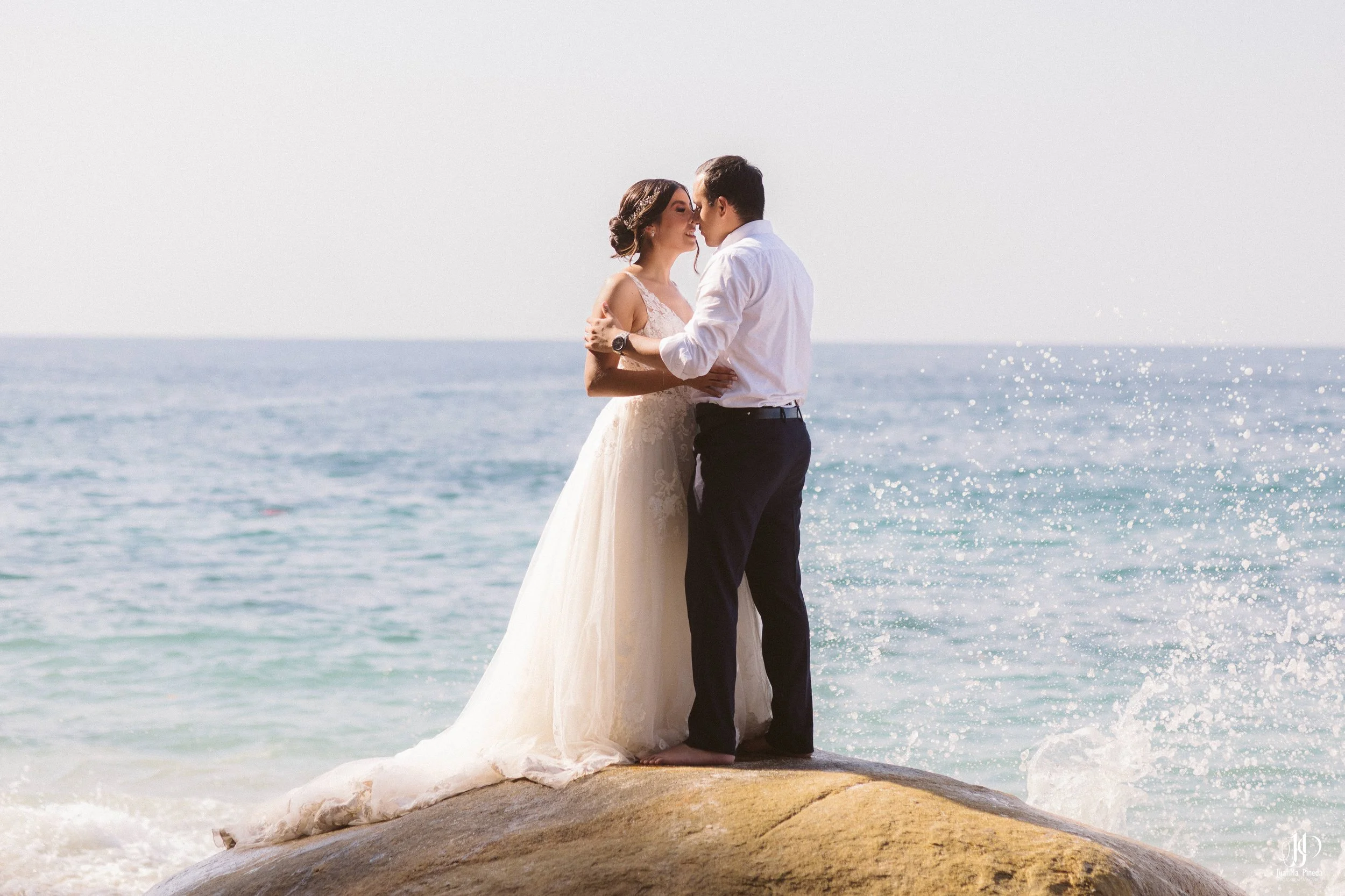 Sesión Fotográfica Trash The Dress en Puerto Vallarta: Pareja de Recién Casados en la Playa