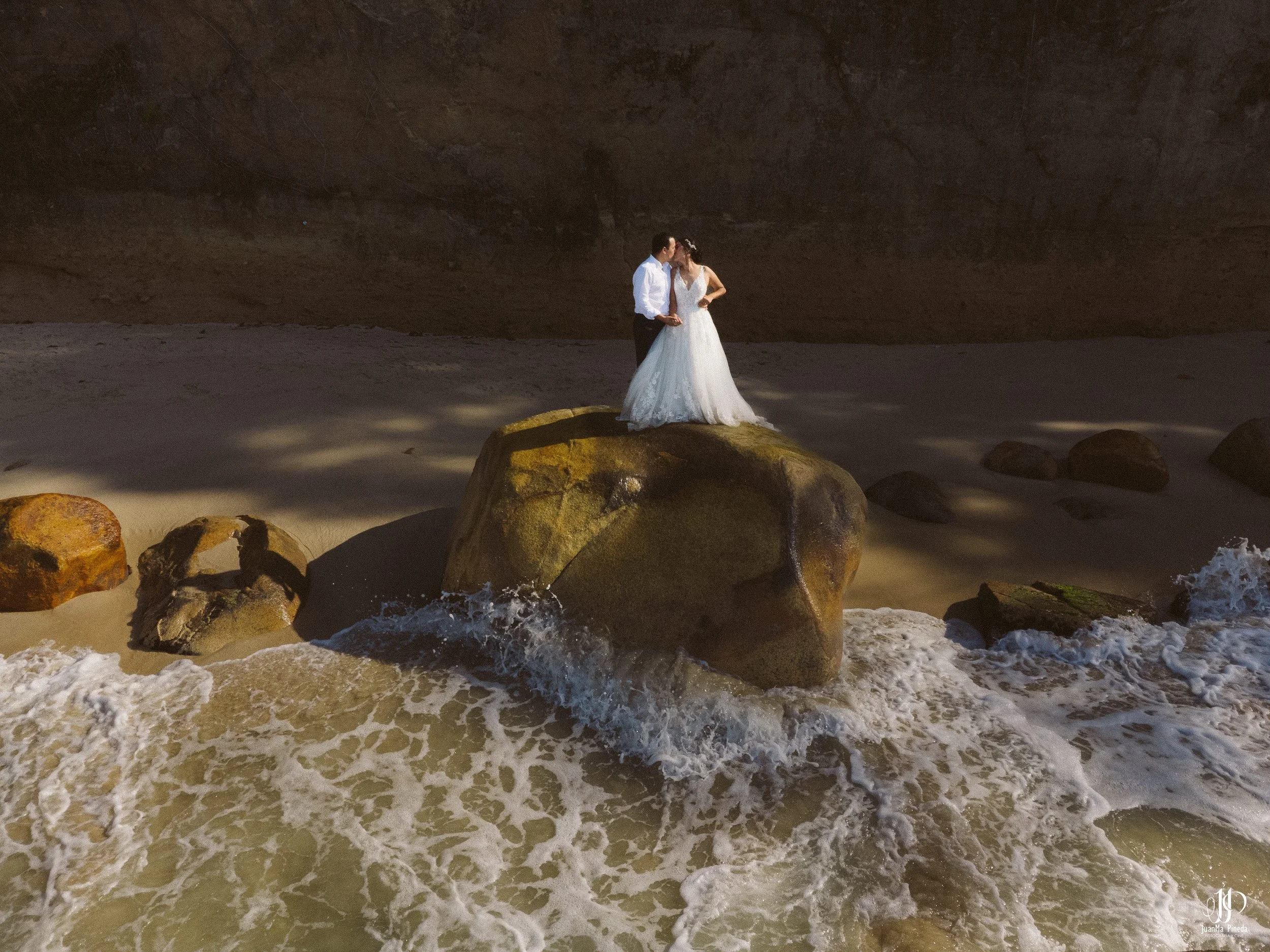 Sesión Fotográfica Trash The Dress en Puerto Vallarta: Pareja de Recién Casados en la Playa