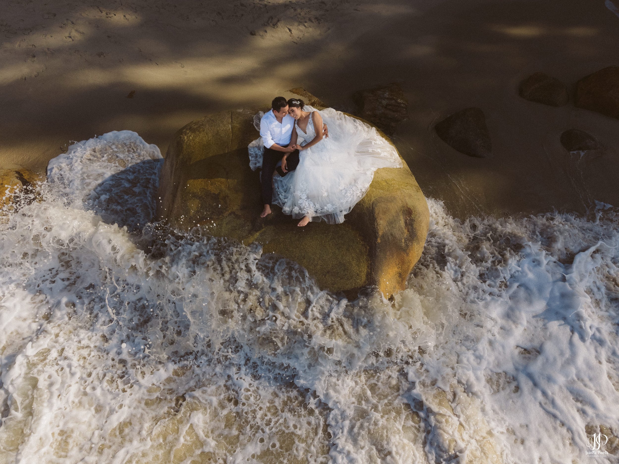 Sesión Fotográfica Trash The Dress en Puerto Vallarta: Pareja de Recién Casados en la Playa