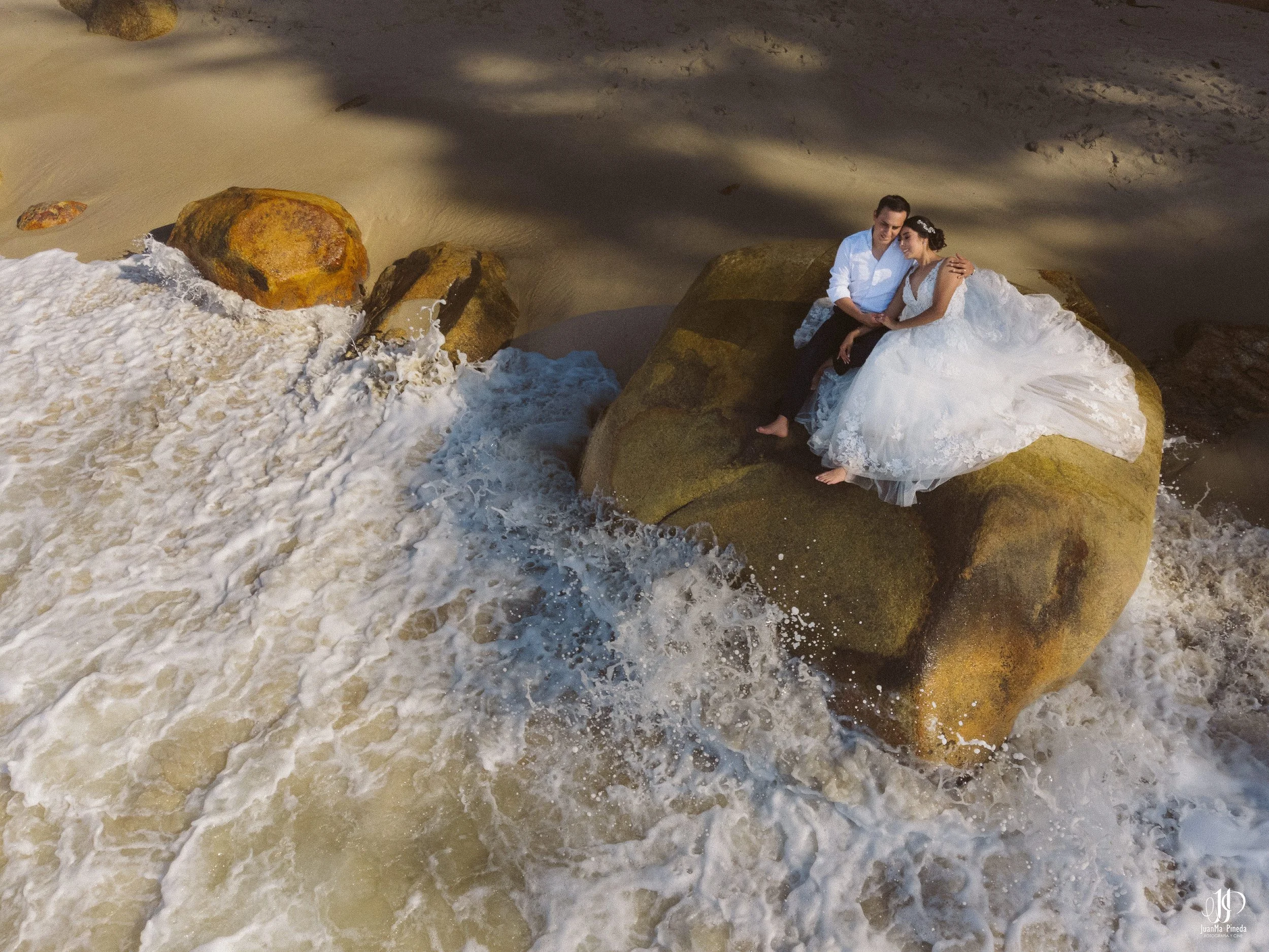 Sesión Fotográfica Trash The Dress en Puerto Vallarta: Pareja de Recién Casados en la Playa