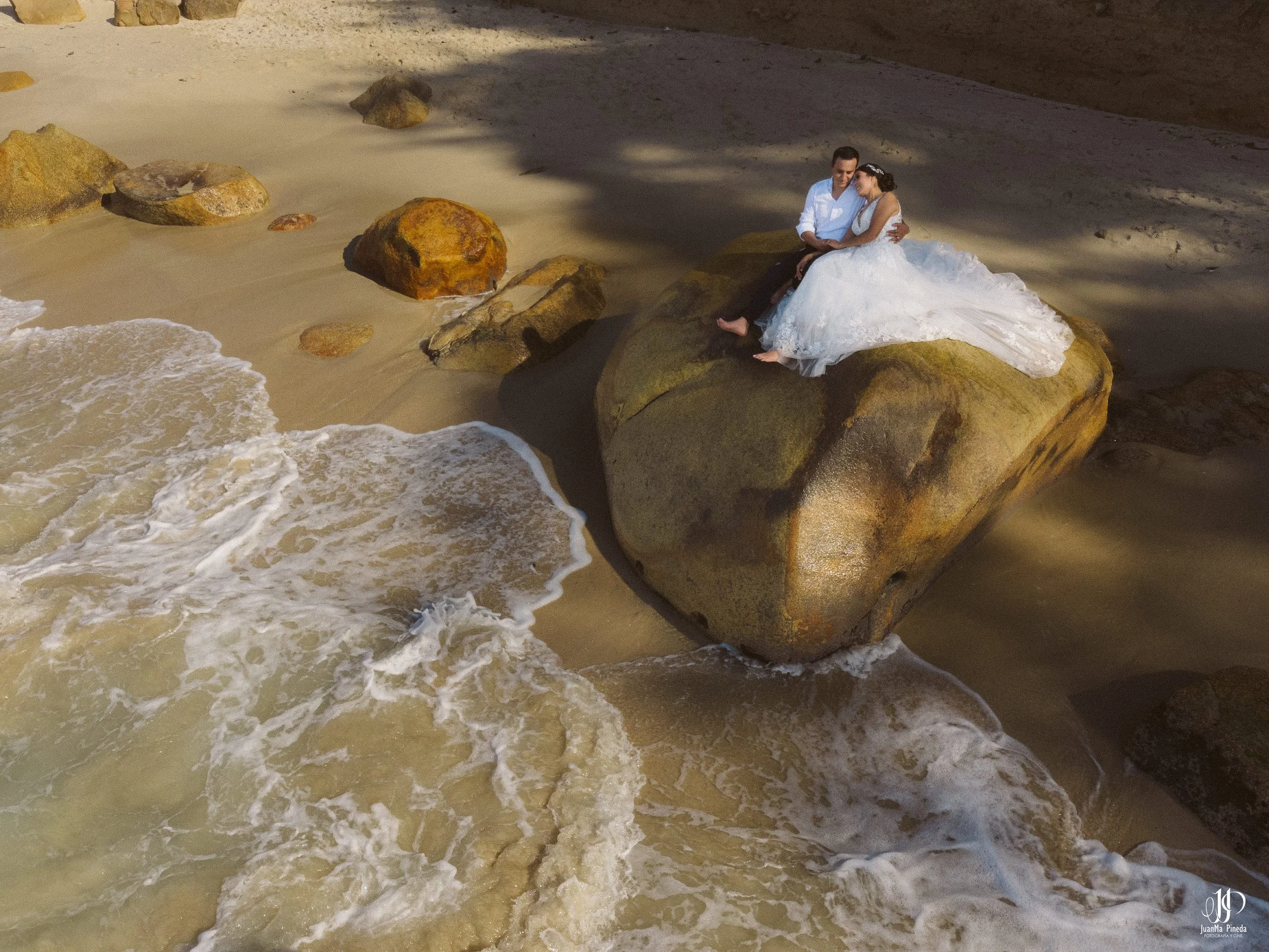 Sesión Fotográfica Trash The Dress en Puerto Vallarta: Pareja de Recién Casados en la Playa