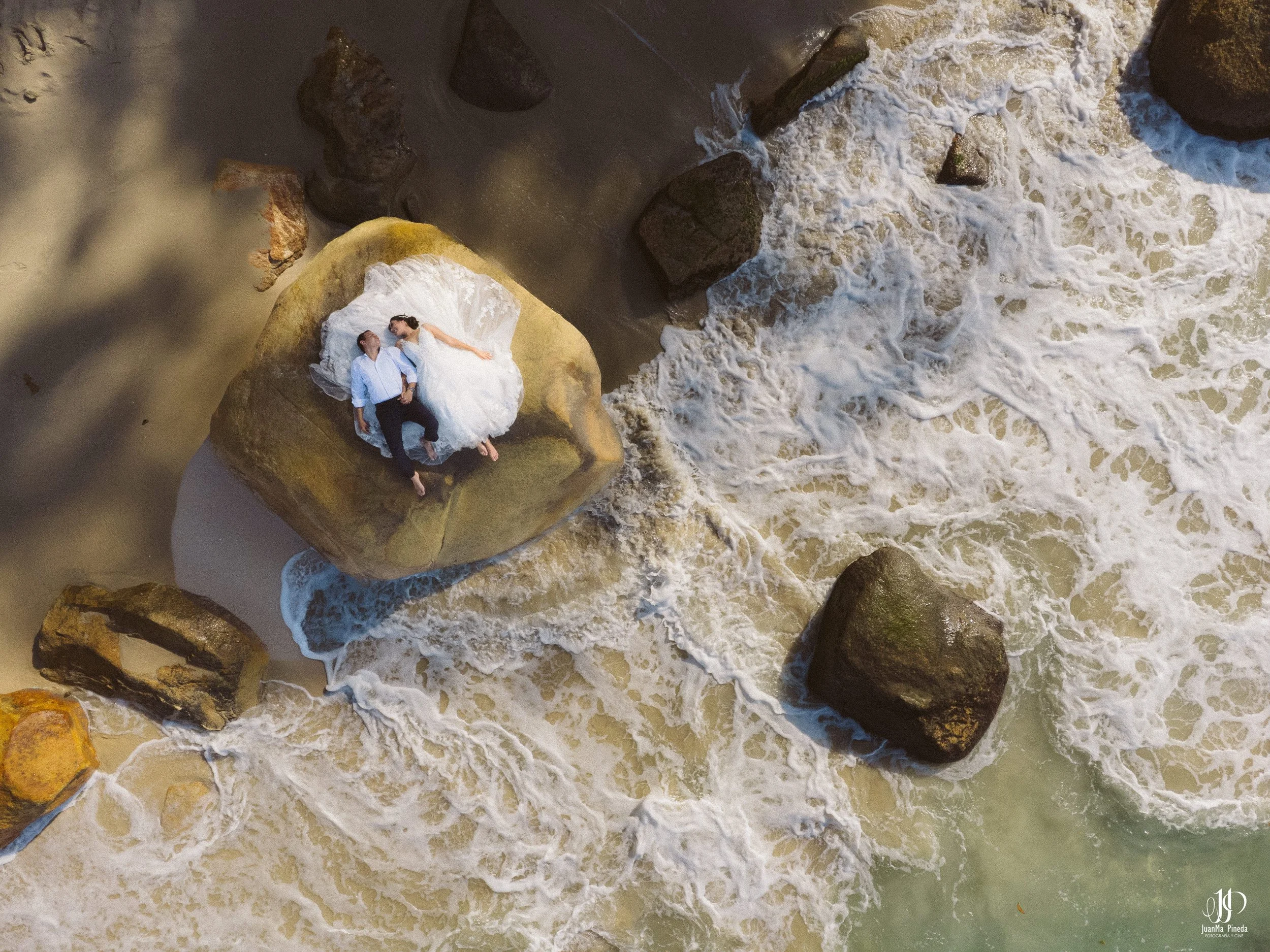 Sesión Fotográfica Trash The Dress en Puerto Vallarta: Pareja de Recién Casados en la Playa