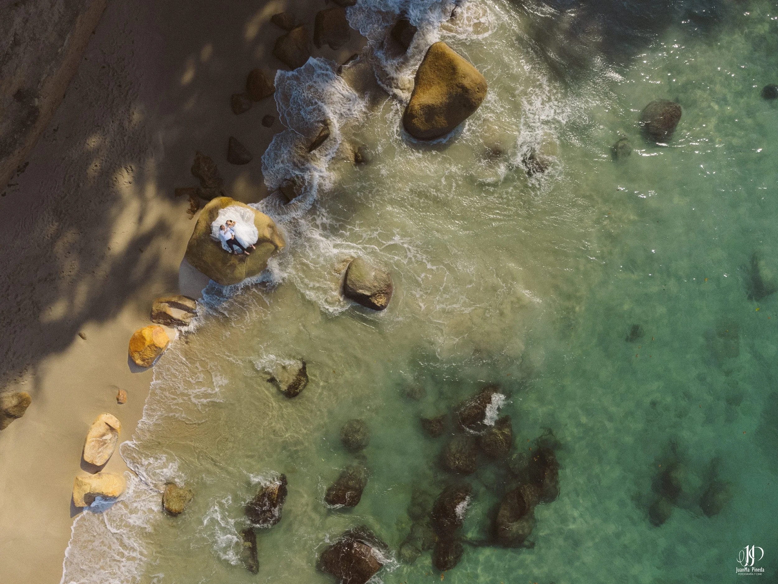 Sesión Fotográfica Trash The Dress en Puerto Vallarta: Pareja de Recién Casados en la Playa