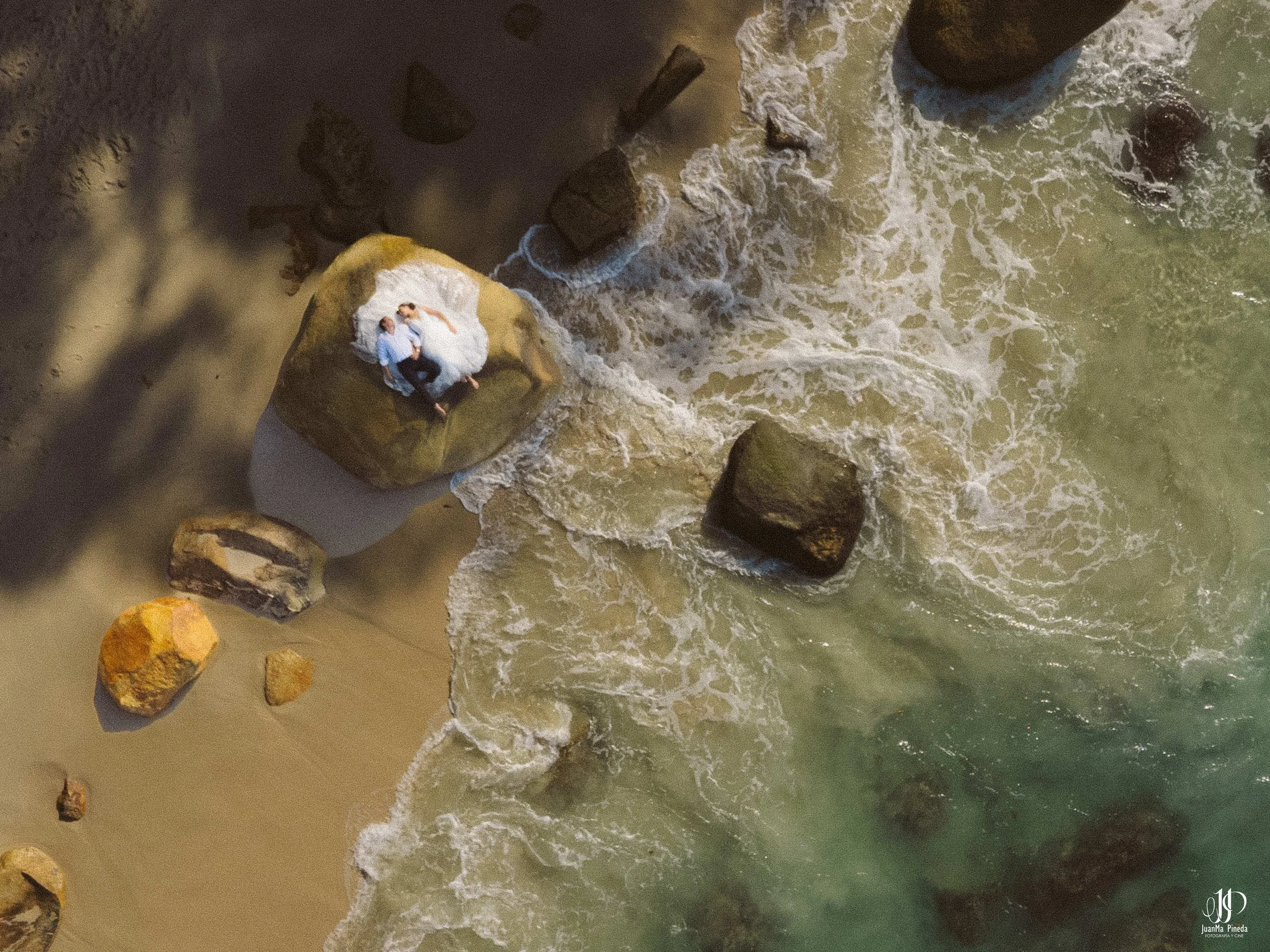Sesión Fotográfica Trash The Dress en Puerto Vallarta: Pareja de Recién Casados en la Playa