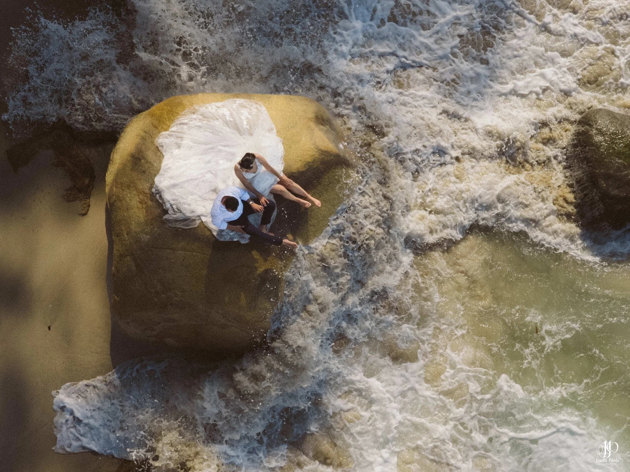 Sesión Fotográfica Trash The Dress en Puerto Vallarta: Pareja de Recién Casados en la Playa