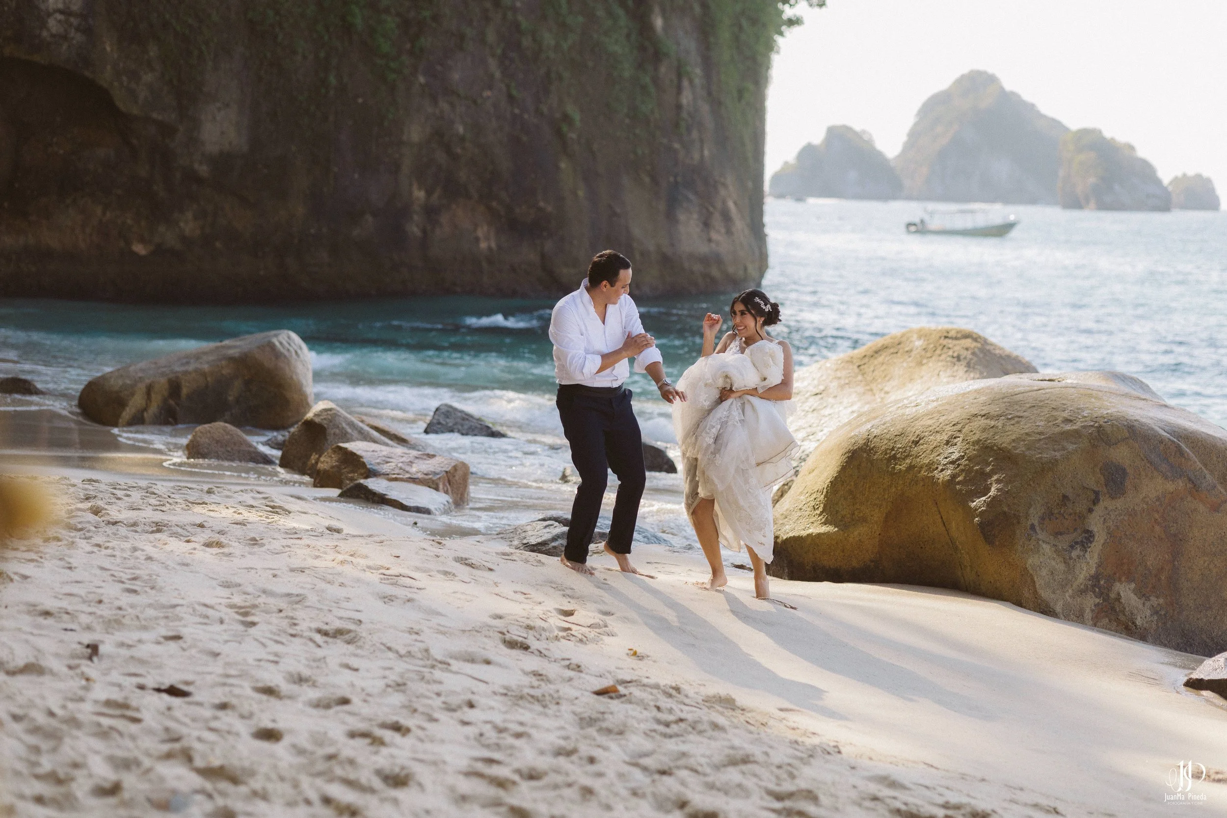 Sesión Fotográfica Trash The Dress en Puerto Vallarta: Pareja de Recién Casados en la Playa