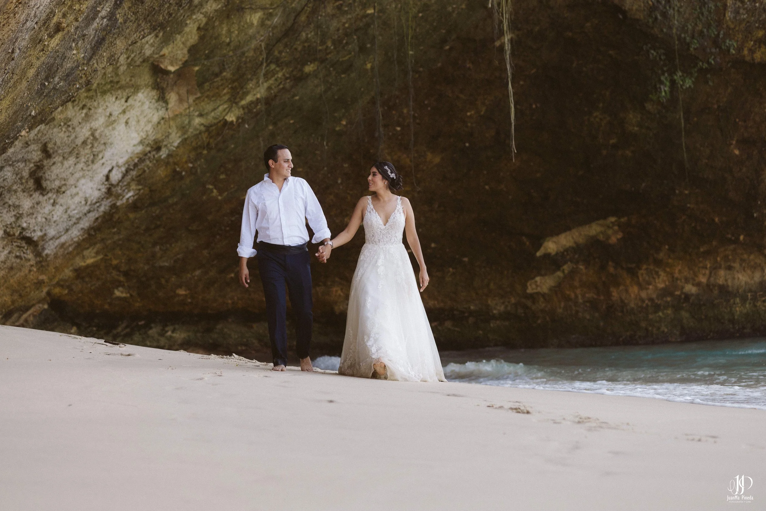 Sesión Fotográfica Trash The Dress en Puerto Vallarta: Pareja de Recién Casados en la Playa