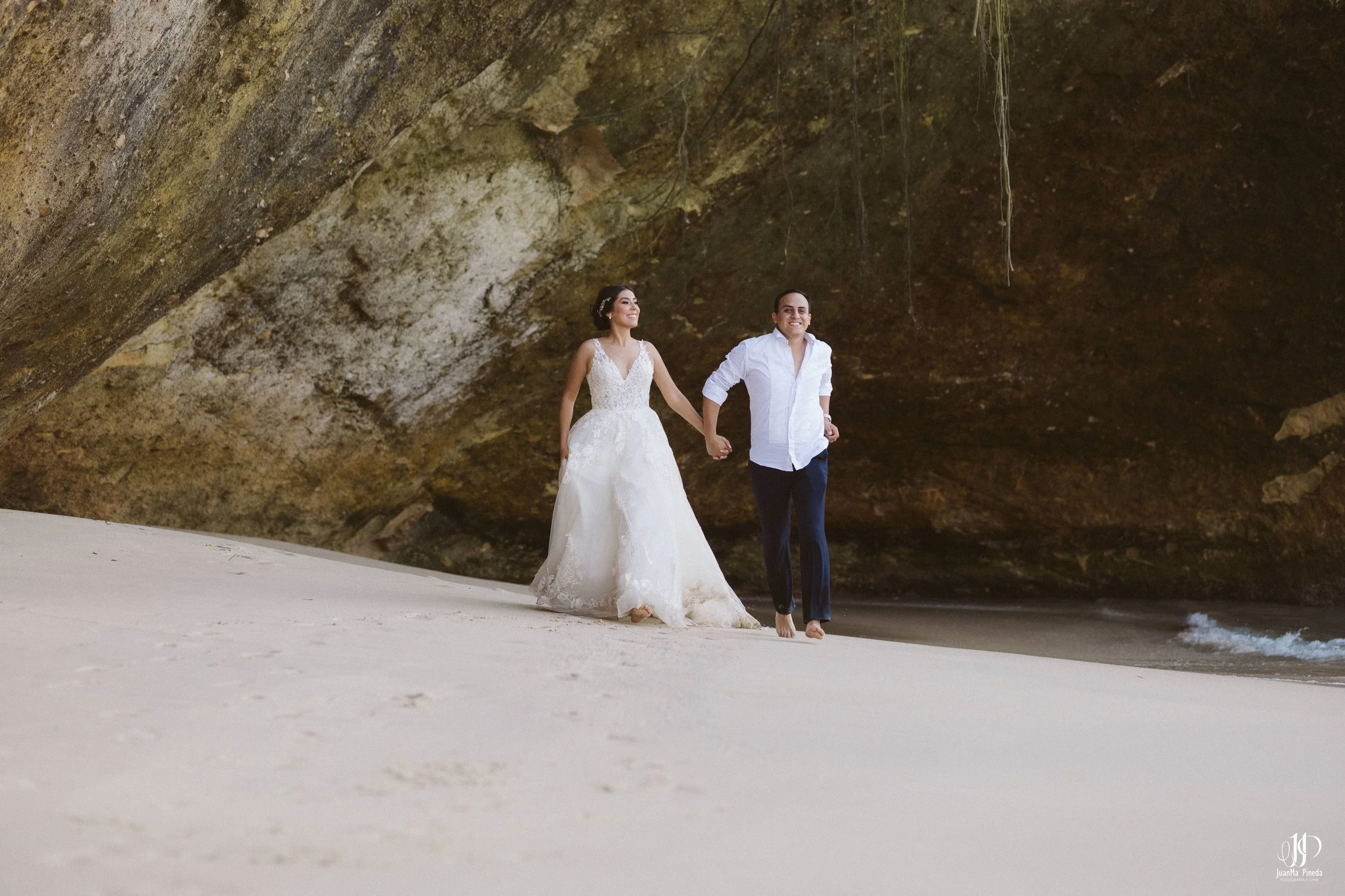 Sesión Fotográfica Trash The Dress en Puerto Vallarta: Pareja de Recién Casados en la Playa