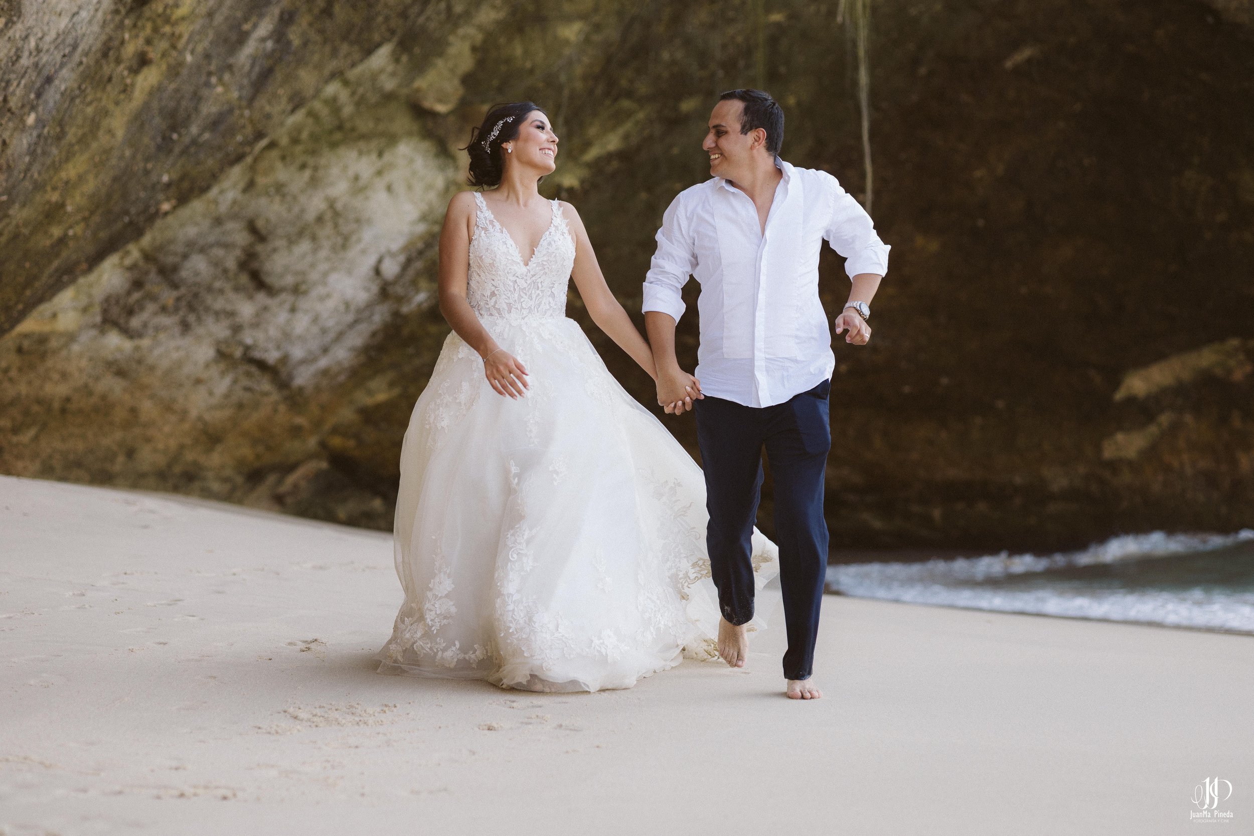 Sesión Fotográfica Trash The Dress en Puerto Vallarta: Pareja de Recién Casados en la Playa
