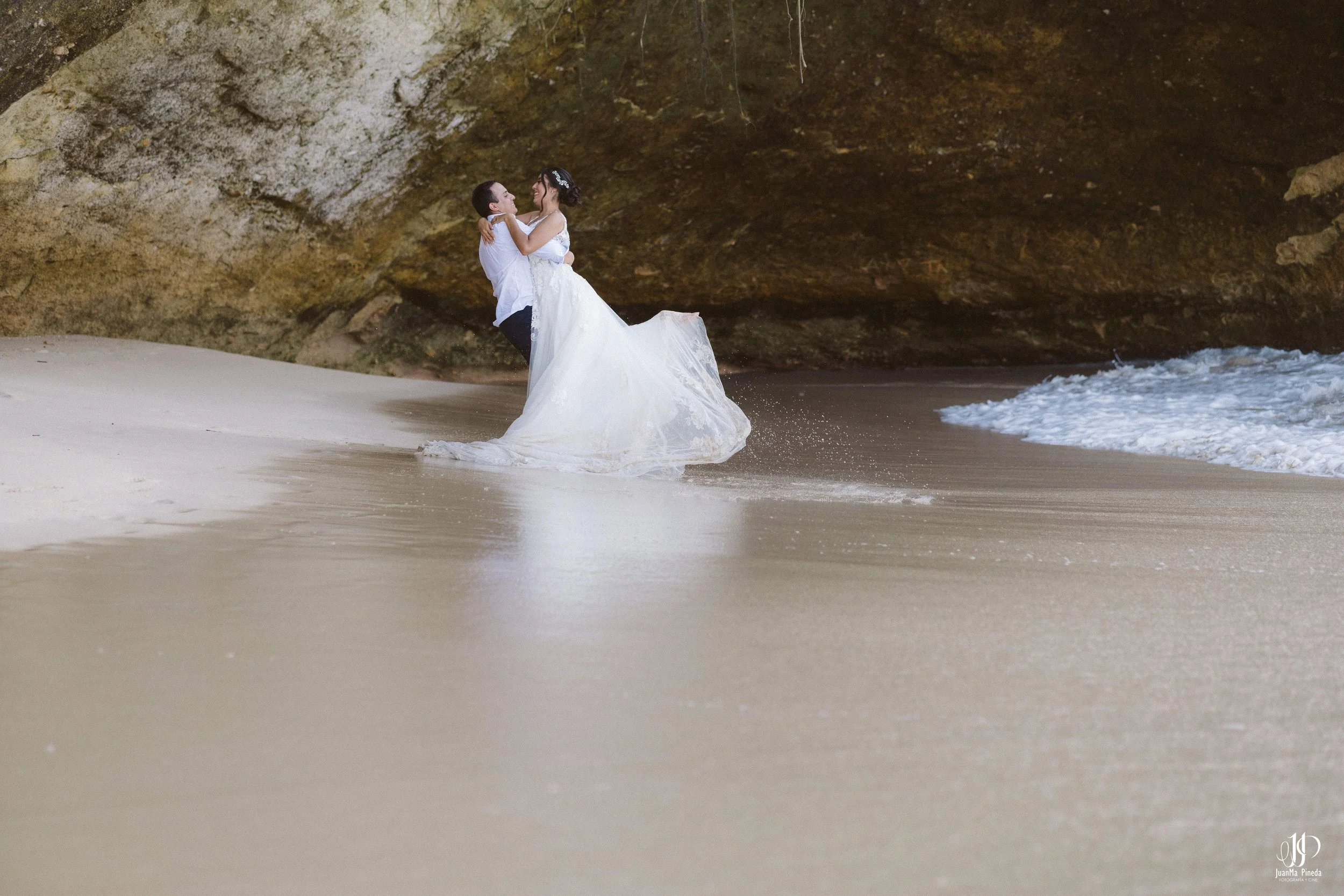 Sesión Fotográfica Trash The Dress en Puerto Vallarta: Pareja de Recién Casados en la Playa