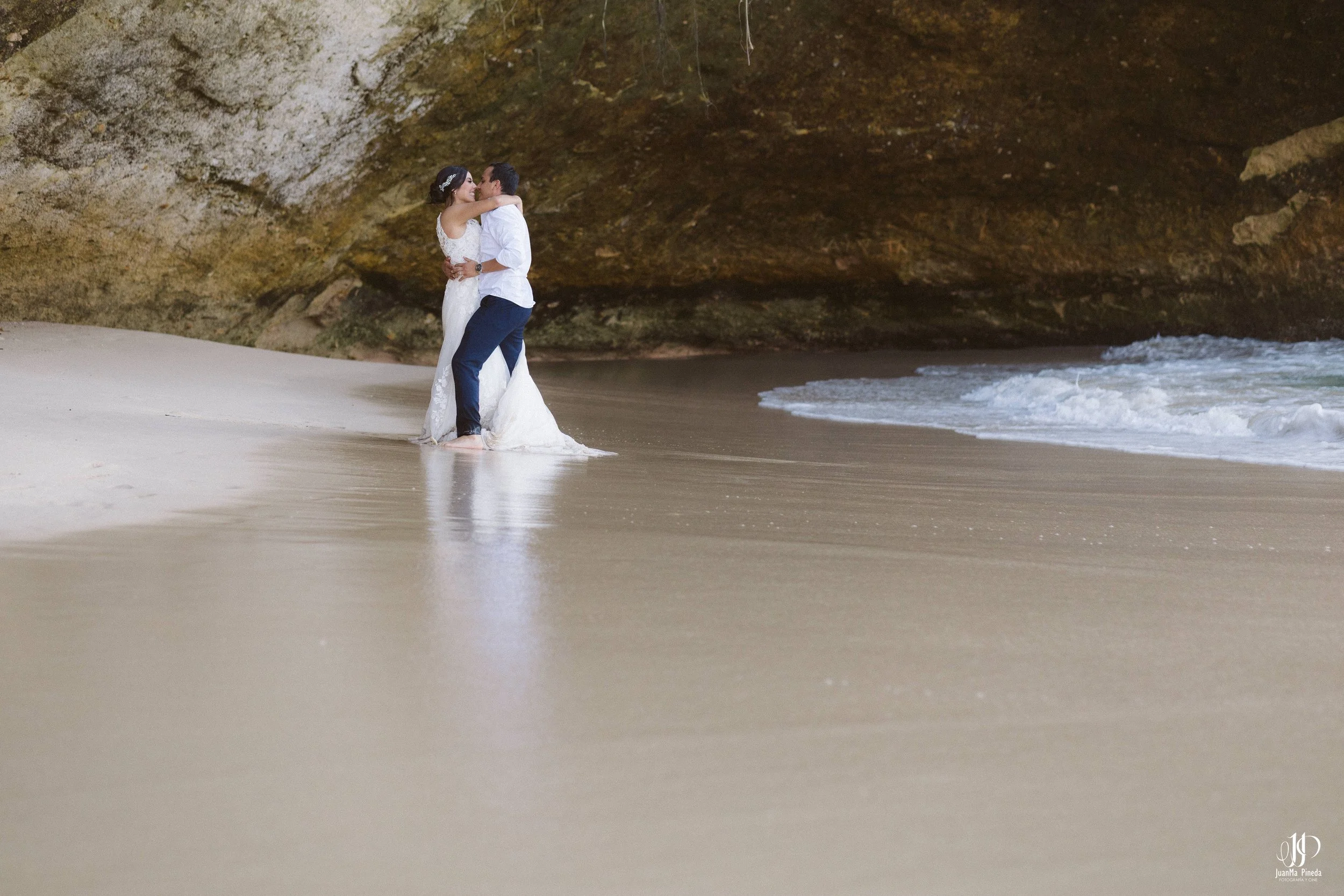 Sesión Fotográfica Trash The Dress en Puerto Vallarta: Pareja de Recién Casados en la Playa