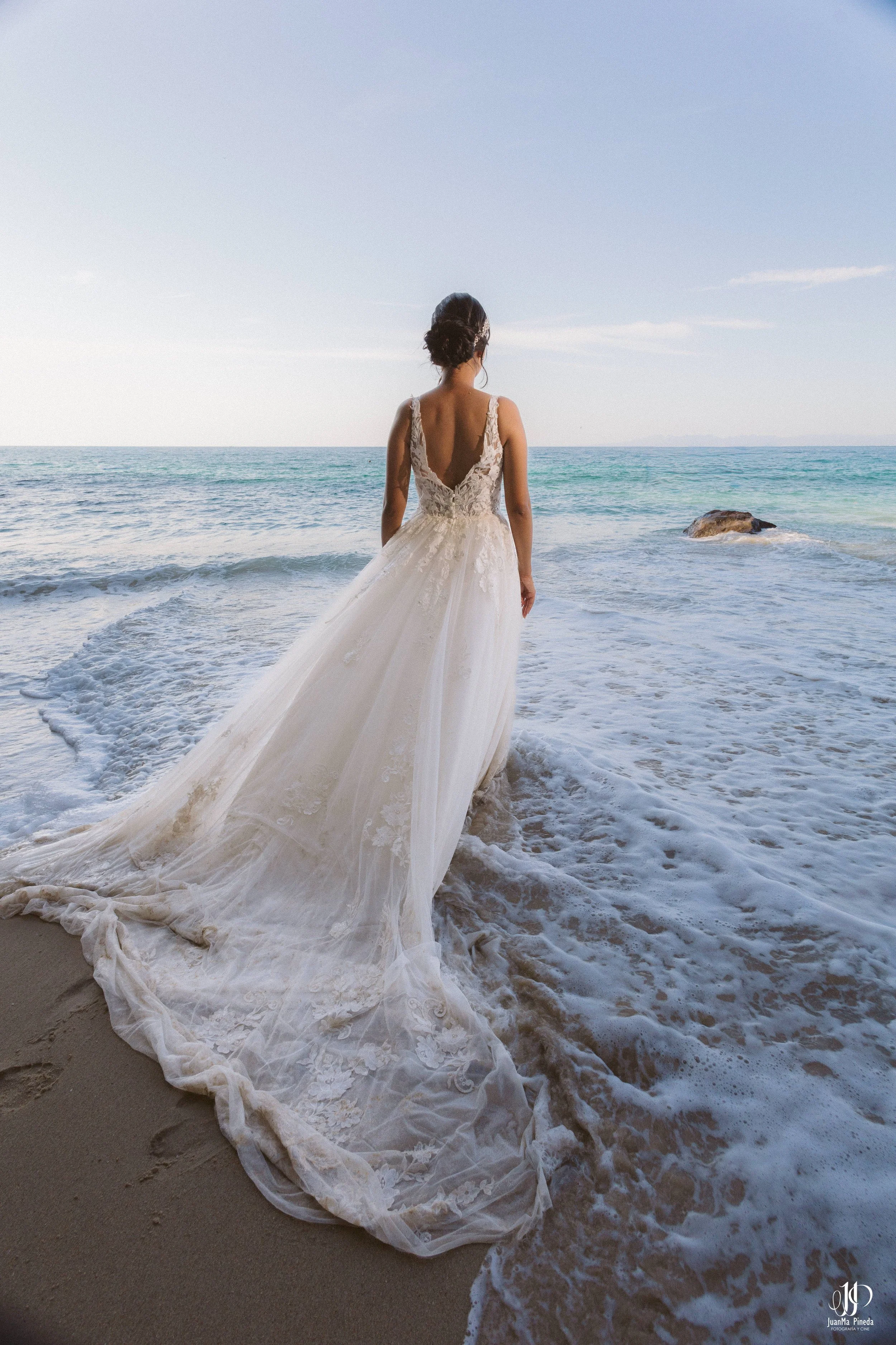 Sesión Fotográfica Trash The Dress en Puerto Vallarta: Pareja de Recién Casados en la Playa