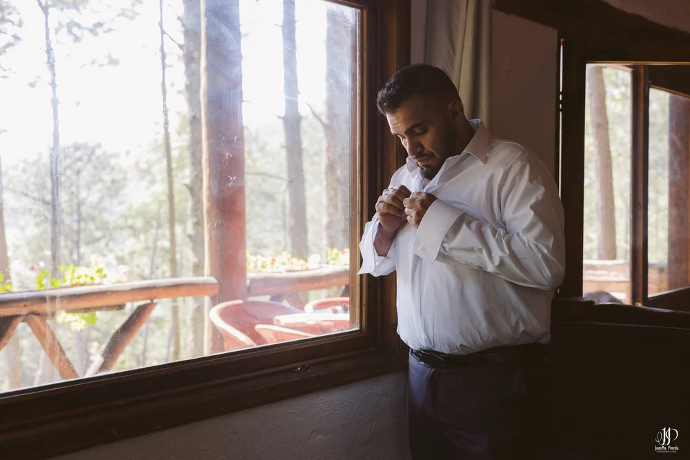 Preparativos del Novio entre Encinos: Getting Ready en Cabañas Sierra del Tecuán, Tapalpa