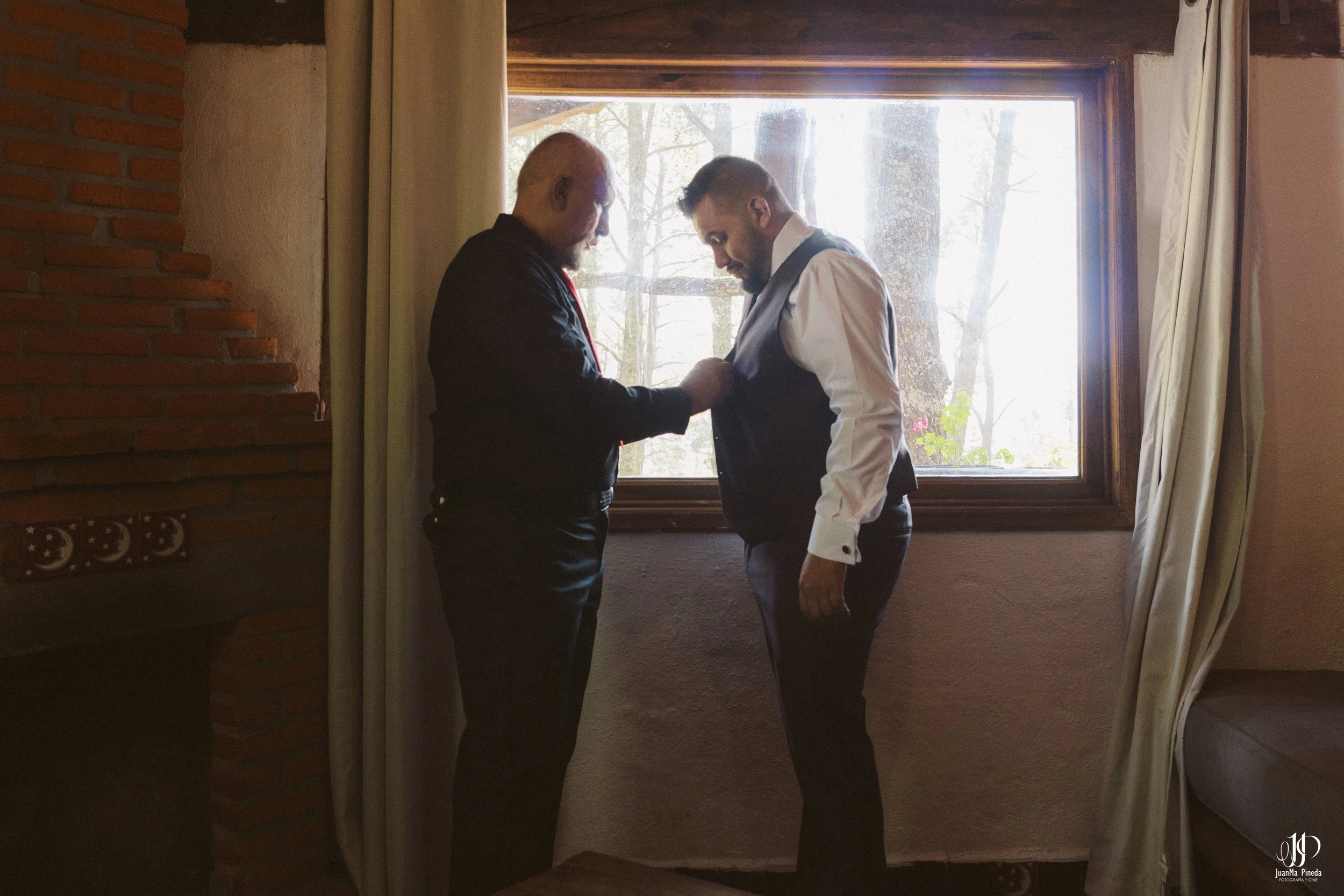 Preparativos del Novio entre Encinos: Getting Ready en Cabañas Sierra del Tecuán, Tapalpa