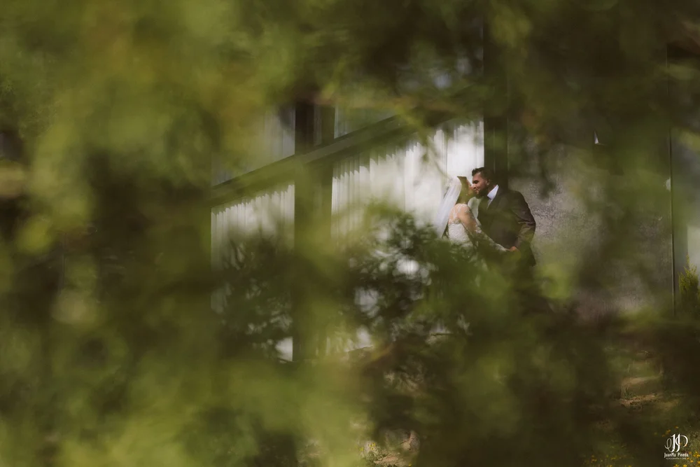 Emoción al Primer Encuentro en Cabañas Sierra del Tecuán — Elegancia Atemporal entre Pinos en Cabañas Sierra del Tecuán (Tapalpa, Jal.)