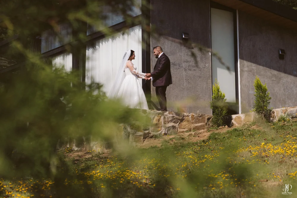 Emoción al Primer Encuentro en Cabañas Sierra del Tecuán — Elegancia Atemporal entre Pinos en Cabañas Sierra del Tecuán (Tapalpa, Jal.)