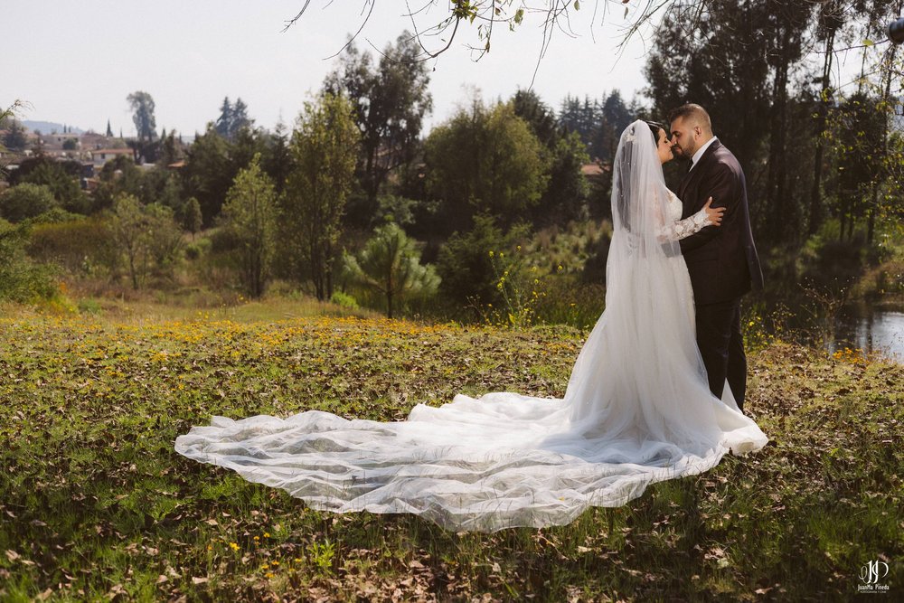 Emoción al Primer Encuentro en Cabañas Sierra del Tecuán — Elegancia Atemporal entre Pinos en Cabañas Sierra del Tecuán (Tapalpa, Jal.)