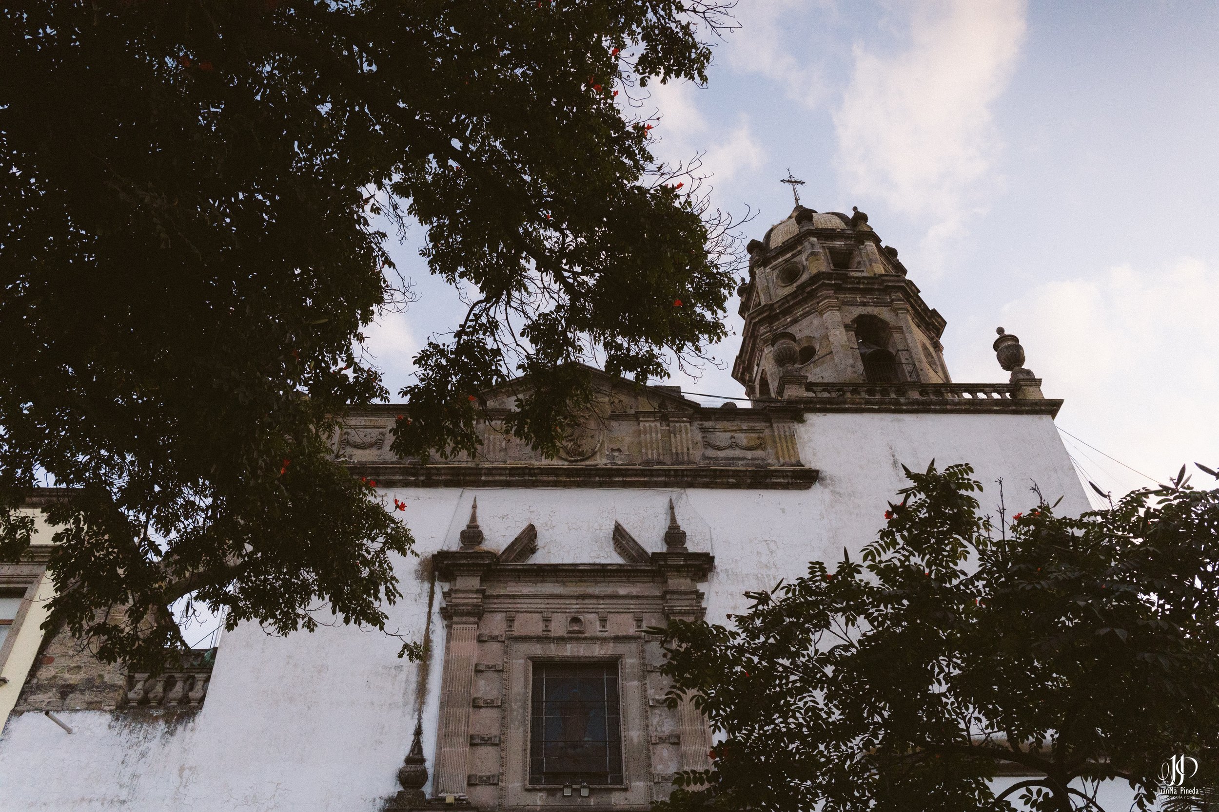 Viaja a la Historia por tus XV Años en Ex-Convento de Santa Teresa: Servicios Premium de Foto y Video en Guadalajara.