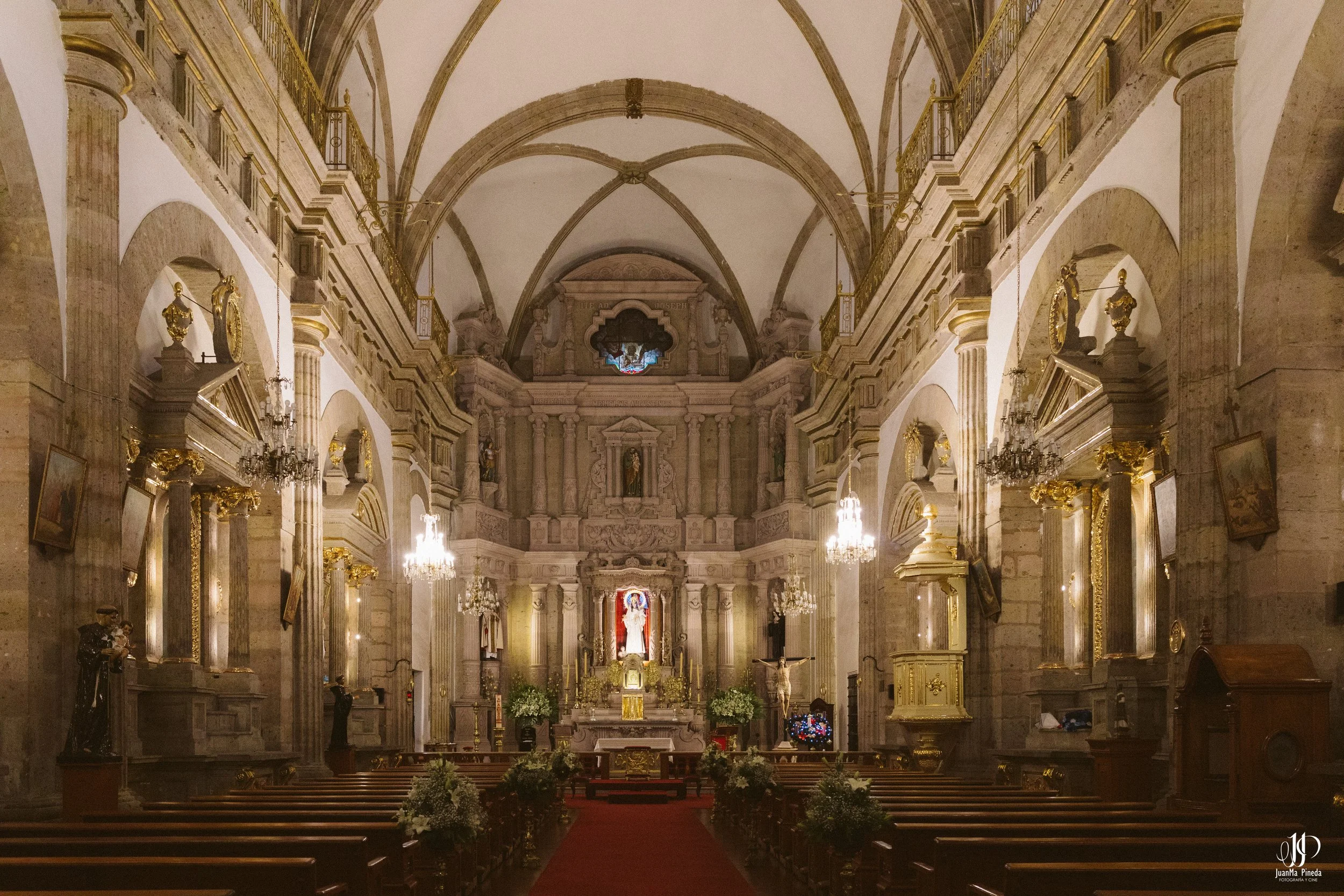 Viaja a la Historia por tus XV Años en Ex-Convento de Santa Teresa: Servicios Premium de Foto y Video en Guadalajara.