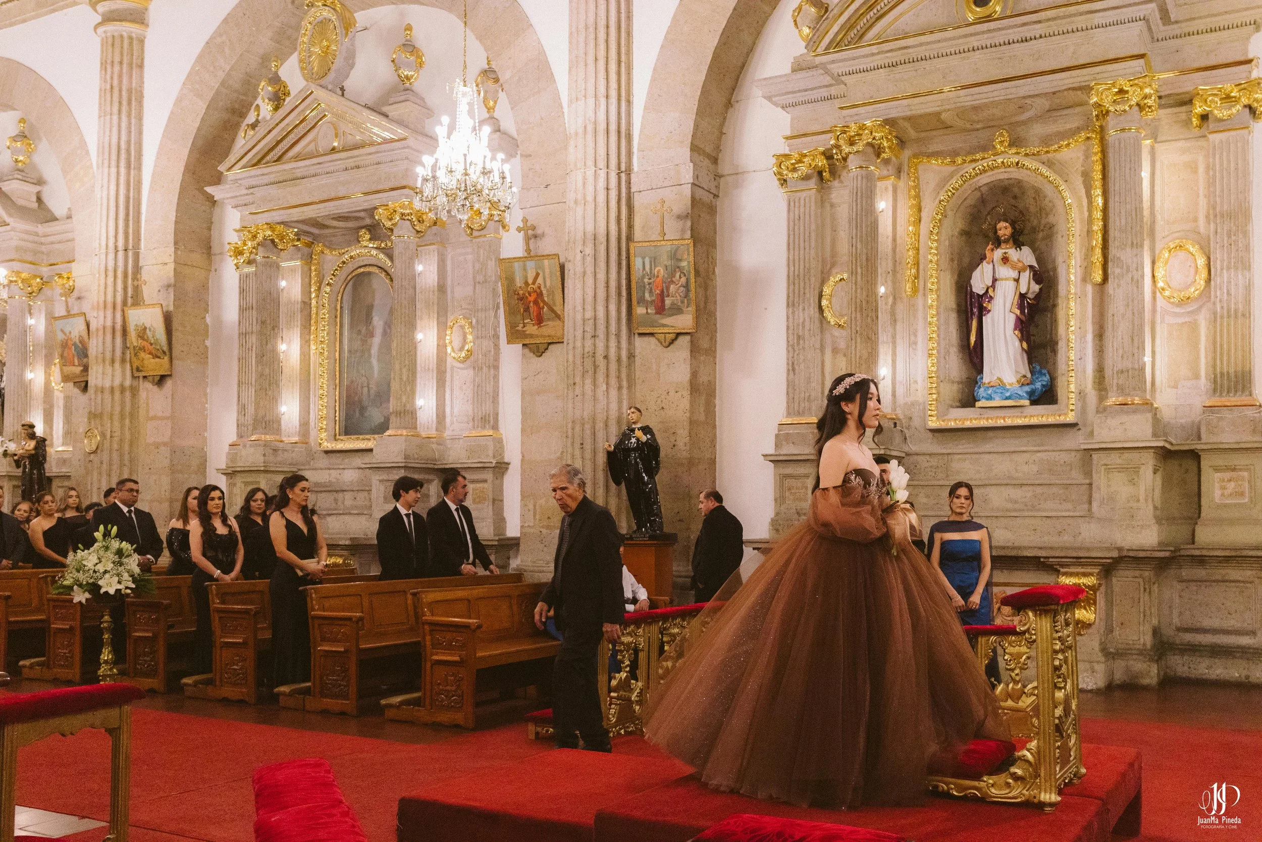 Viaja a la Historia por tus XV Años en Ex-Convento de Santa Teresa: Servicios Premium de Foto y Video en Guadalajara.