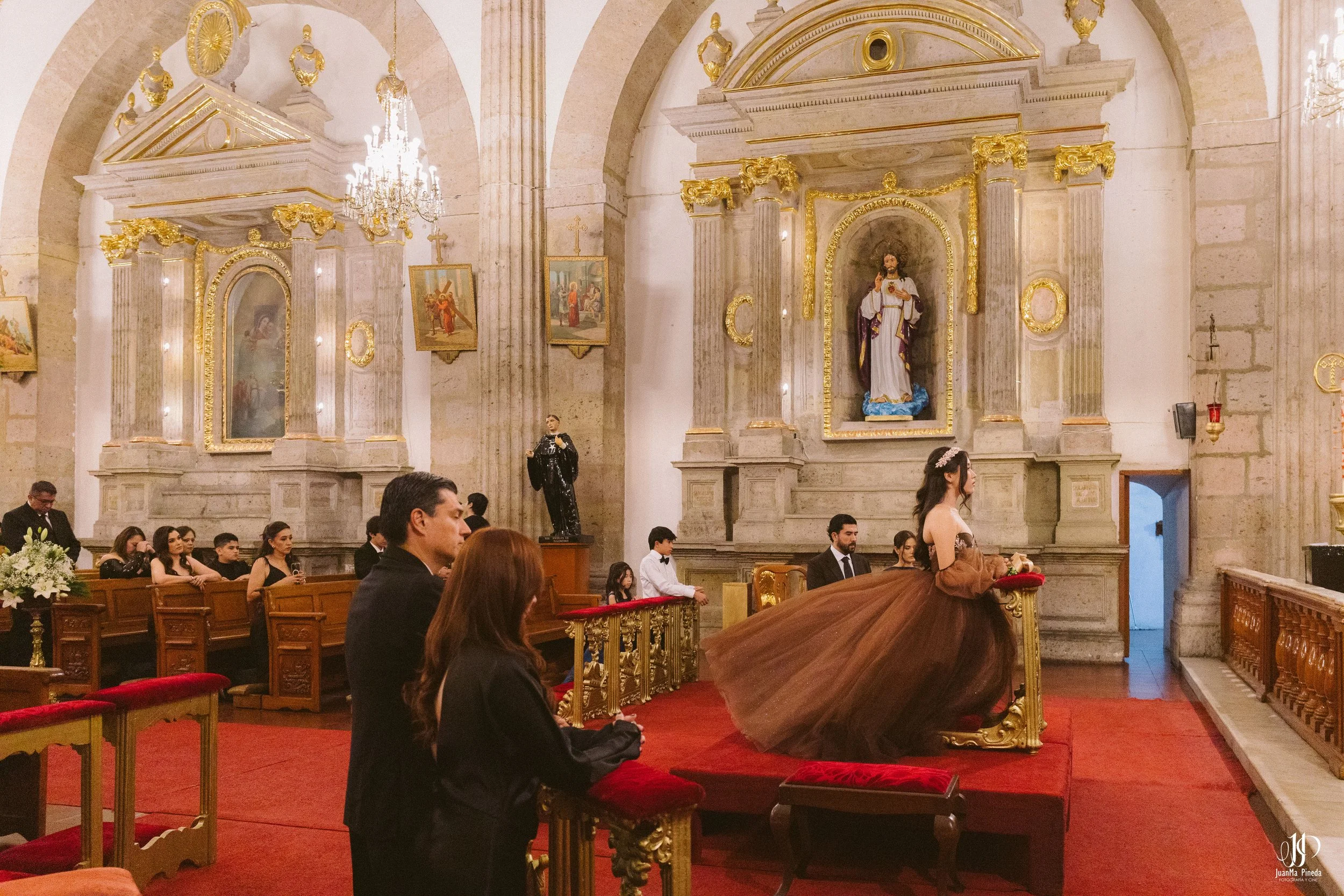 Viaja a la Historia por tus XV Años en Ex-Convento de Santa Teresa: Servicios Premium de Foto y Video en Guadalajara.