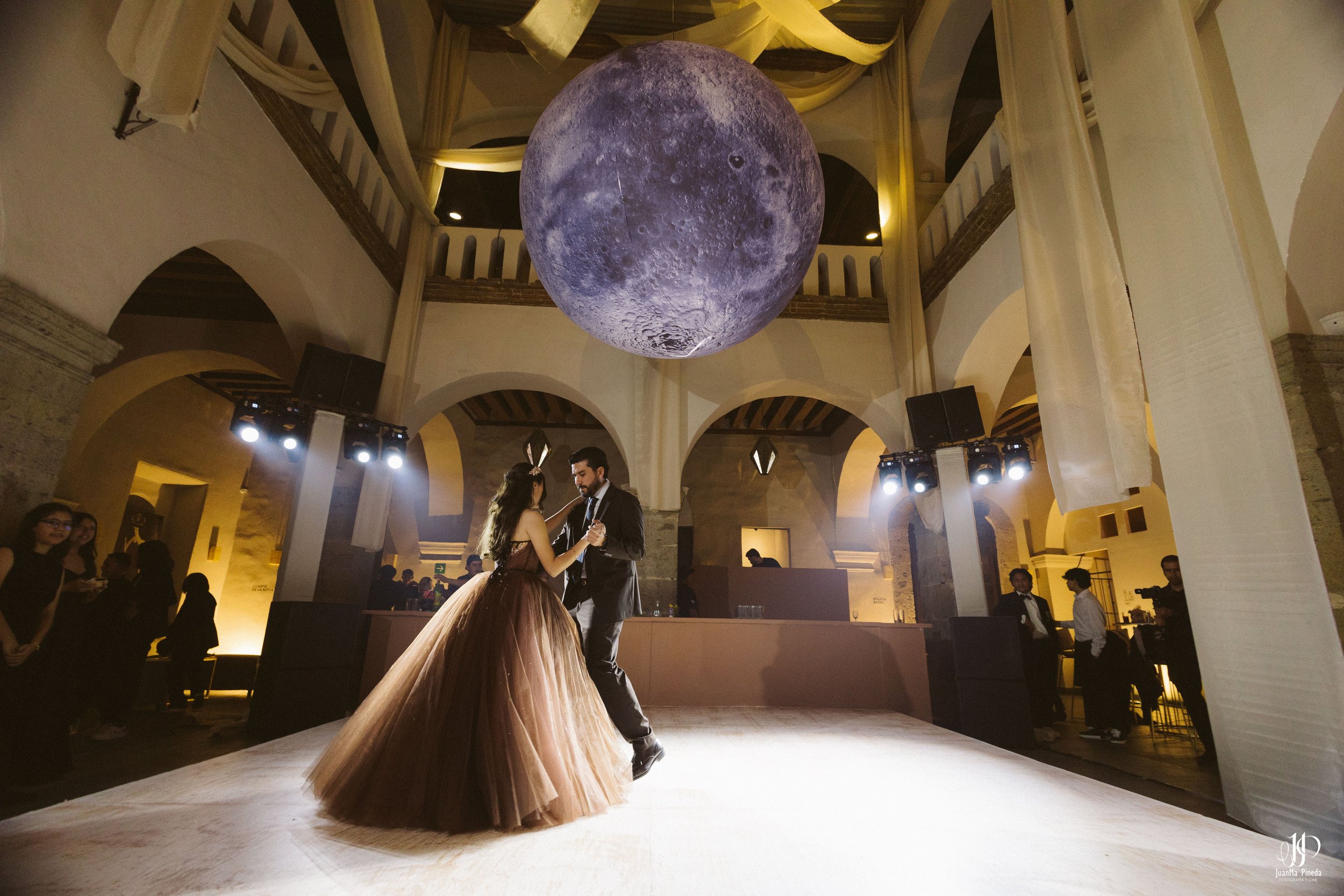 Viaja a la Historia por tus XV Años en Ex-Convento de Santa Teresa: Servicios Premium de Foto y Video en Guadalajara.