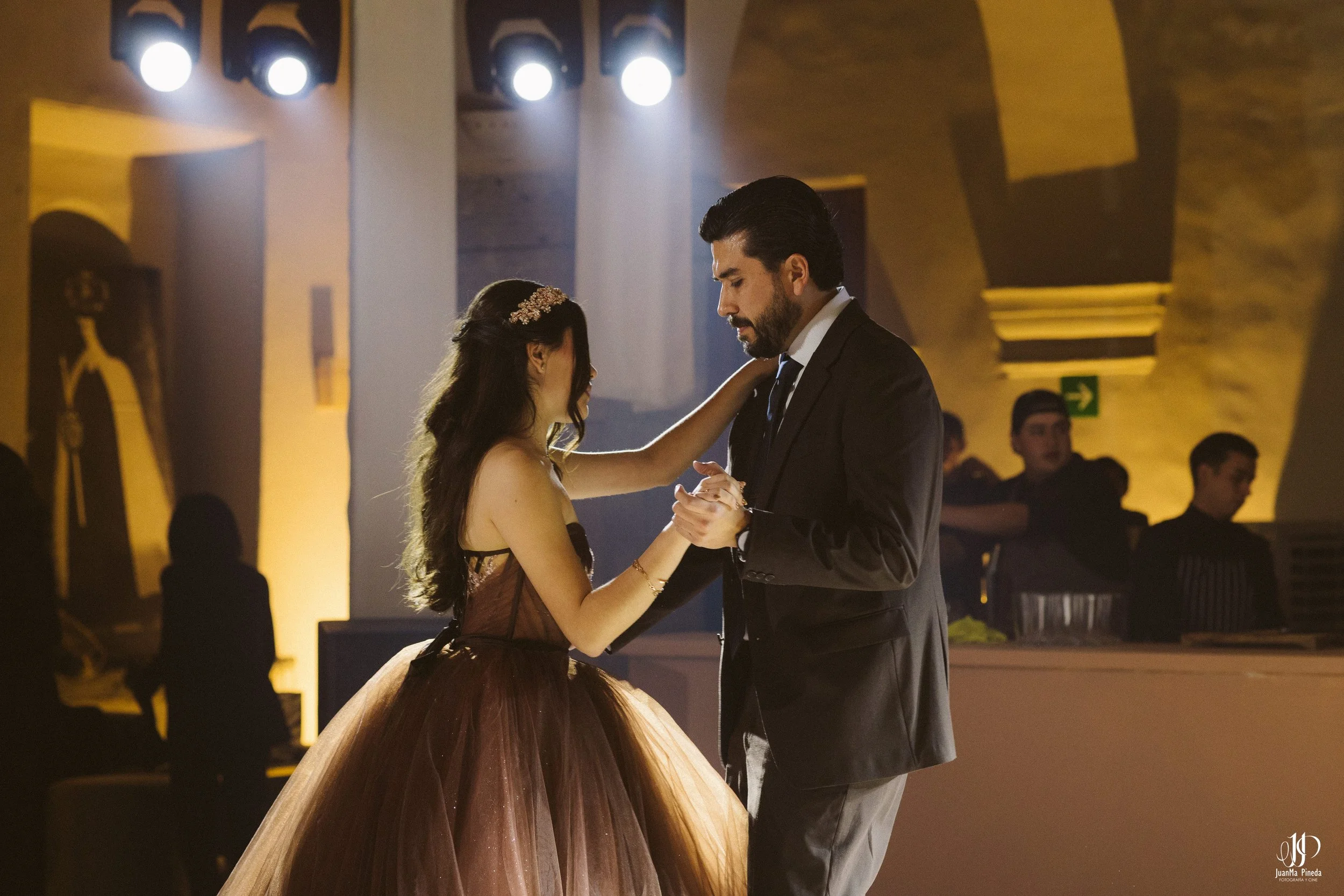 Viaja a la Historia por tus XV Años en Ex-Convento de Santa Teresa: Servicios Premium de Foto y Video en Guadalajara.