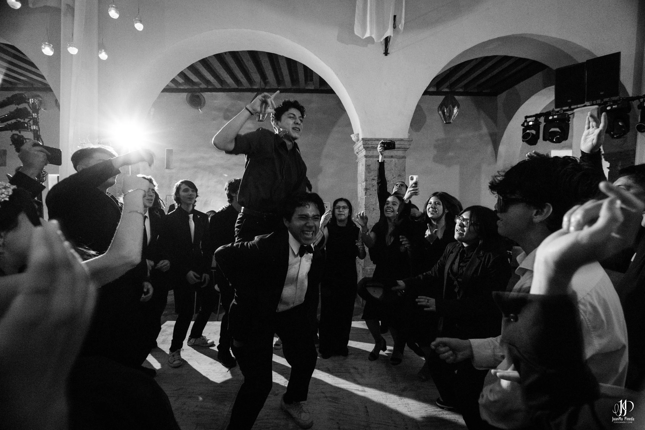 Viaja a la Historia por tus XV Años en Ex-Convento de Santa Teresa: Servicios Premium de Foto y Video en Guadalajara.