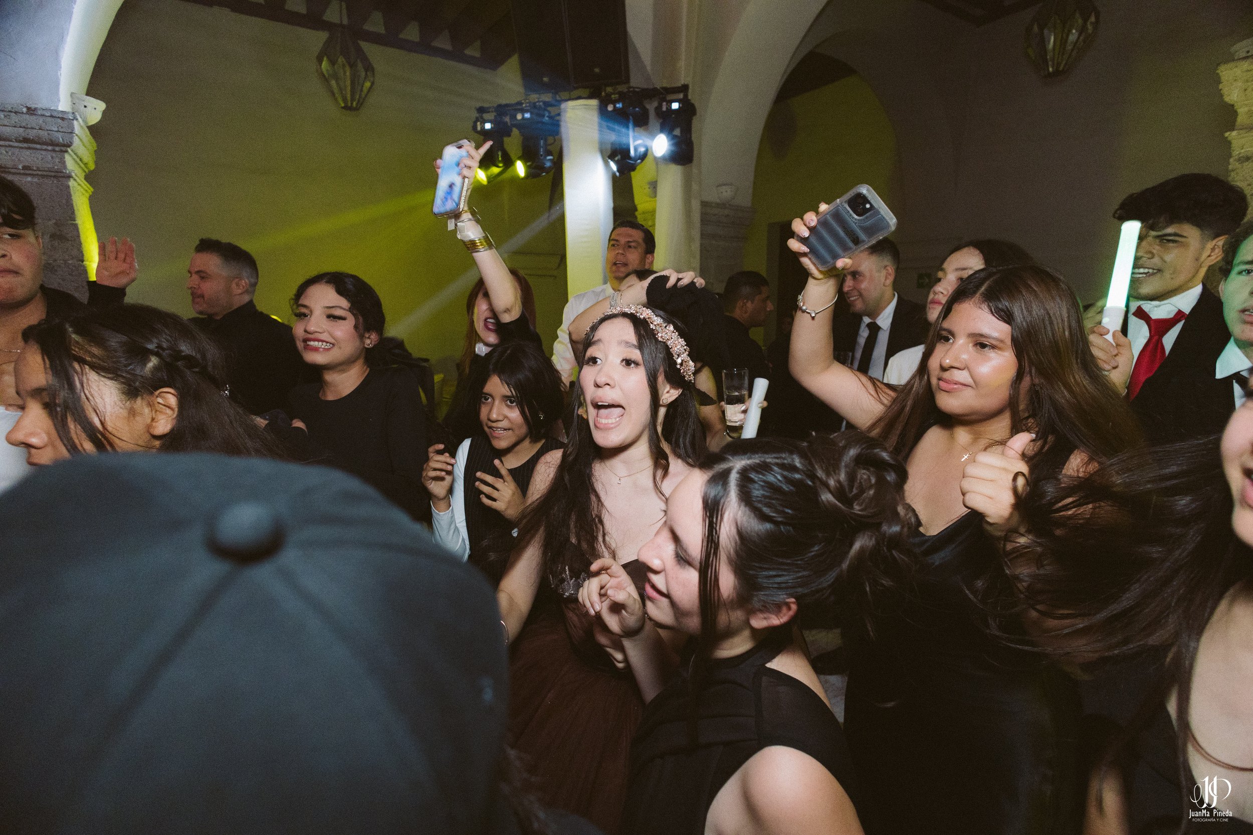 Viaja a la Historia por tus XV Años en Ex-Convento de Santa Teresa: Servicios Premium de Foto y Video en Guadalajara.