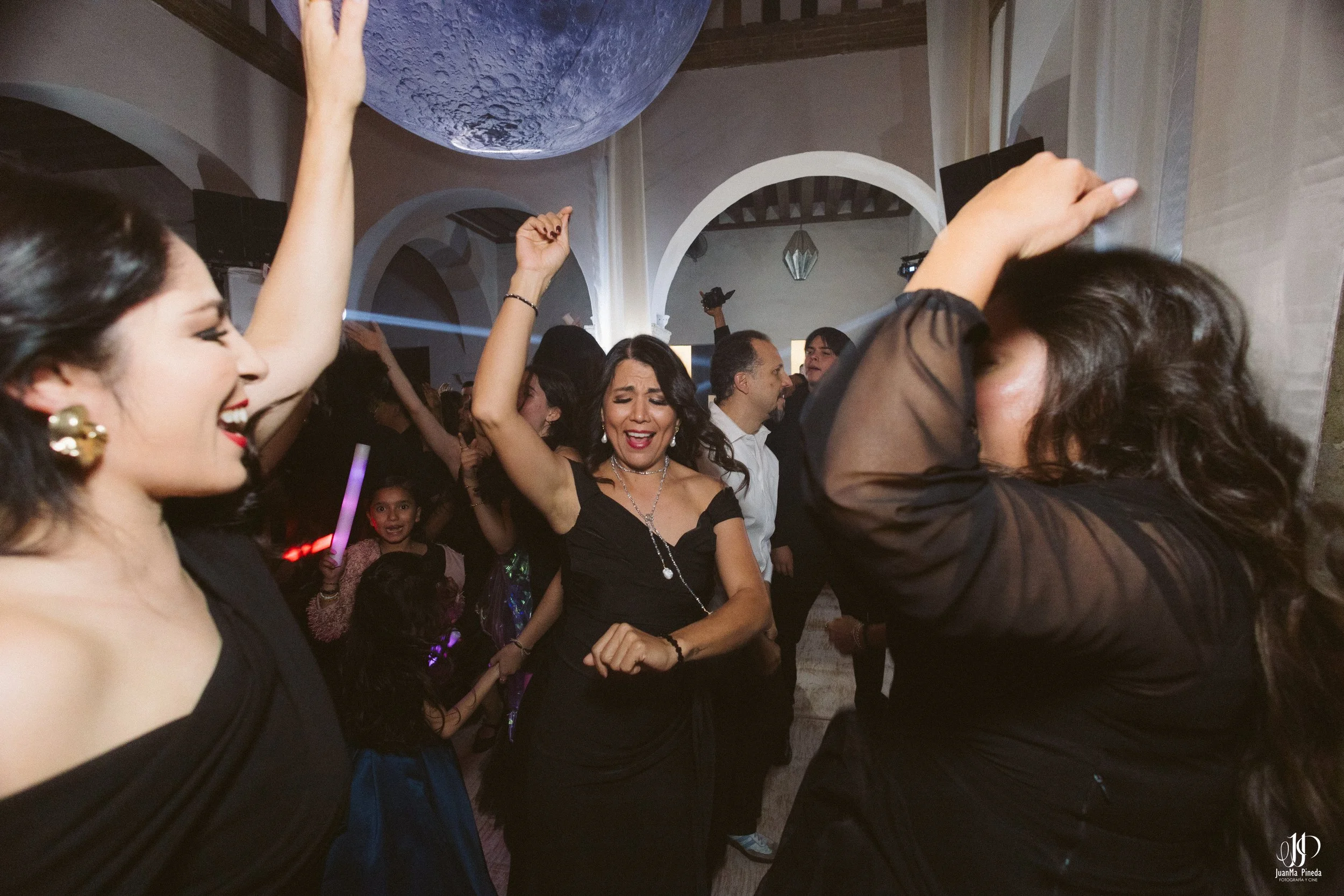 Viaja a la Historia por tus XV Años en Ex-Convento de Santa Teresa: Servicios Premium de Foto y Video en Guadalajara.