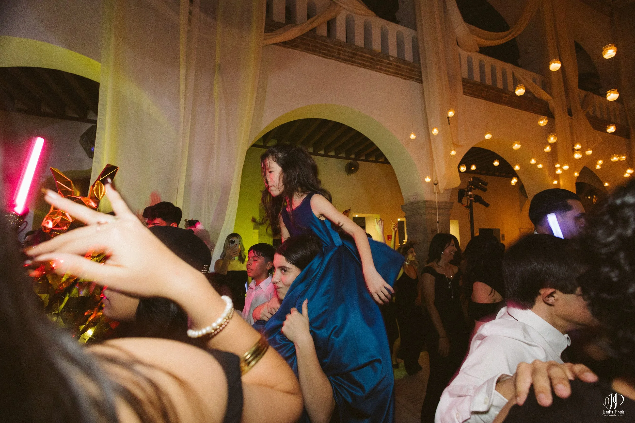 Viaja a la Historia por tus XV Años en Ex-Convento de Santa Teresa: Servicios Premium de Foto y Video en Guadalajara.