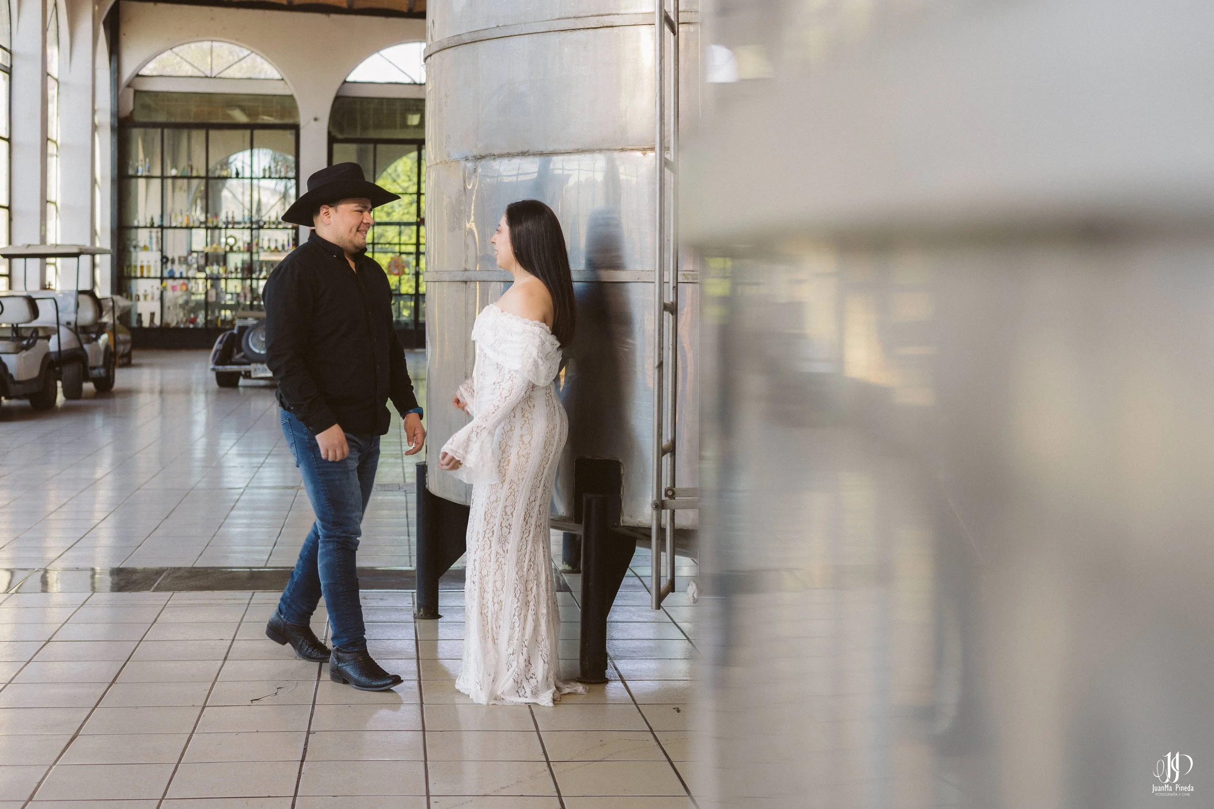 Amor en Tequila, Jal.: Sesión de Fotos Save The Date en la fábrica tequilera Tequila Tres Mujeres