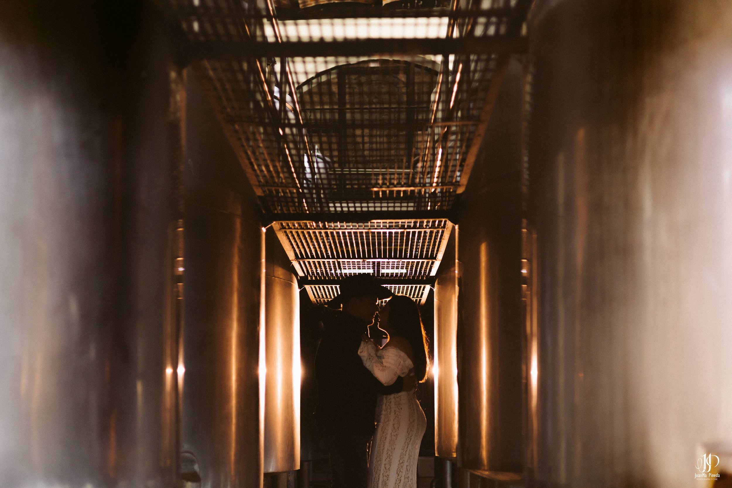 Amor en Tequila, Jal.: Sesión de Fotos Save The Date en la fábrica tequilera Tequila Tres Mujeres