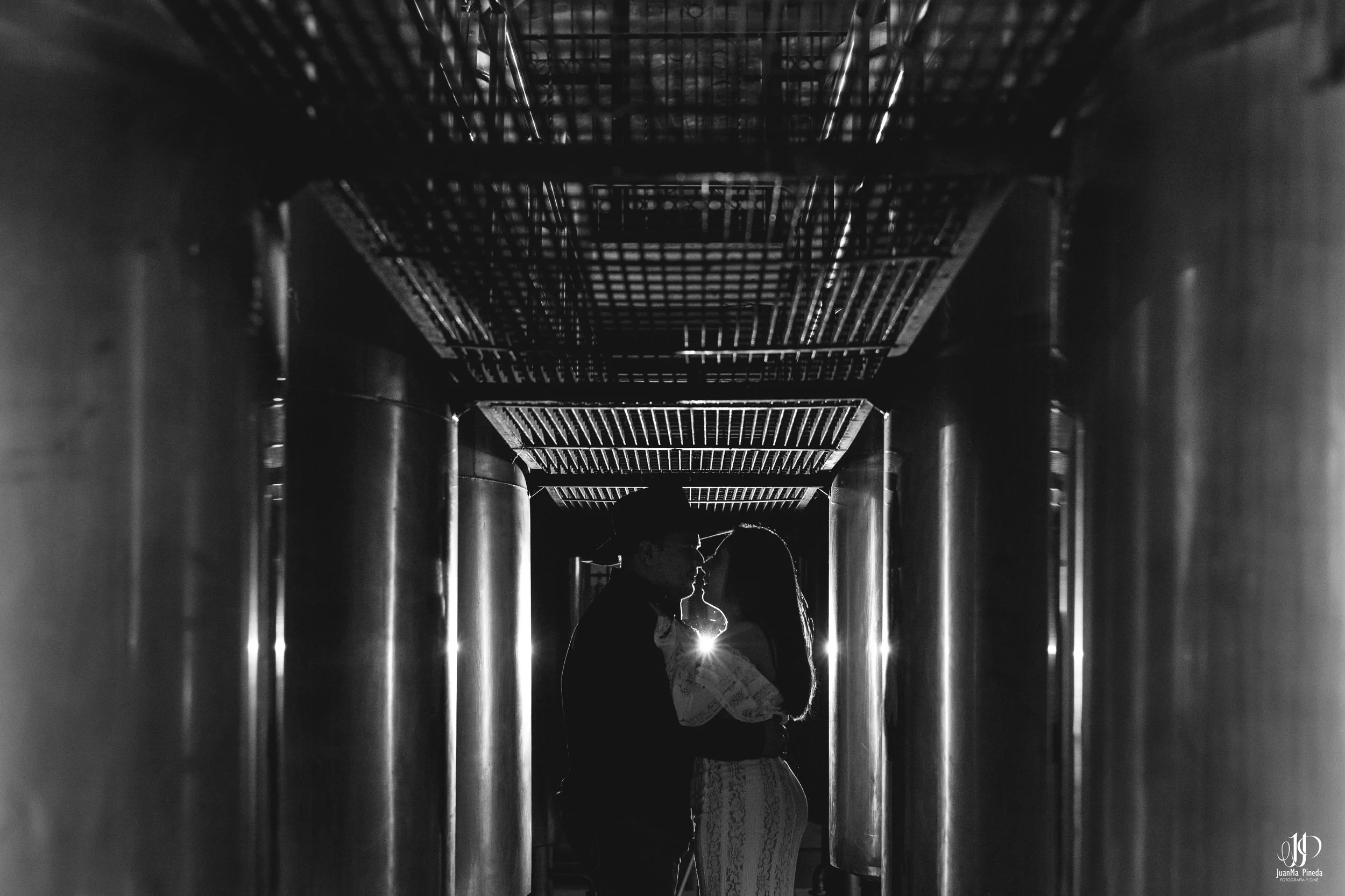 Amor en Tequila, Jal.: Sesión de Fotos Save The Date en la fábrica tequilera Tequila Tres Mujeres