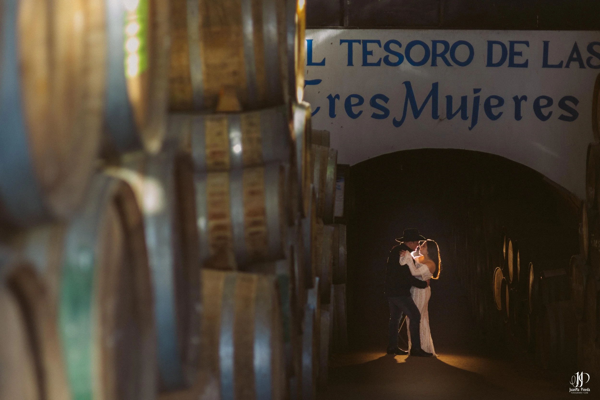 Amor en Tequila, Jal.: Sesión de Fotos Save The Date en la fábrica tequilera Tequila Tres Mujeres
